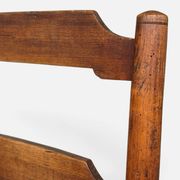 Fauteuil rustique ancien en noyer et cuir, 18e siècle