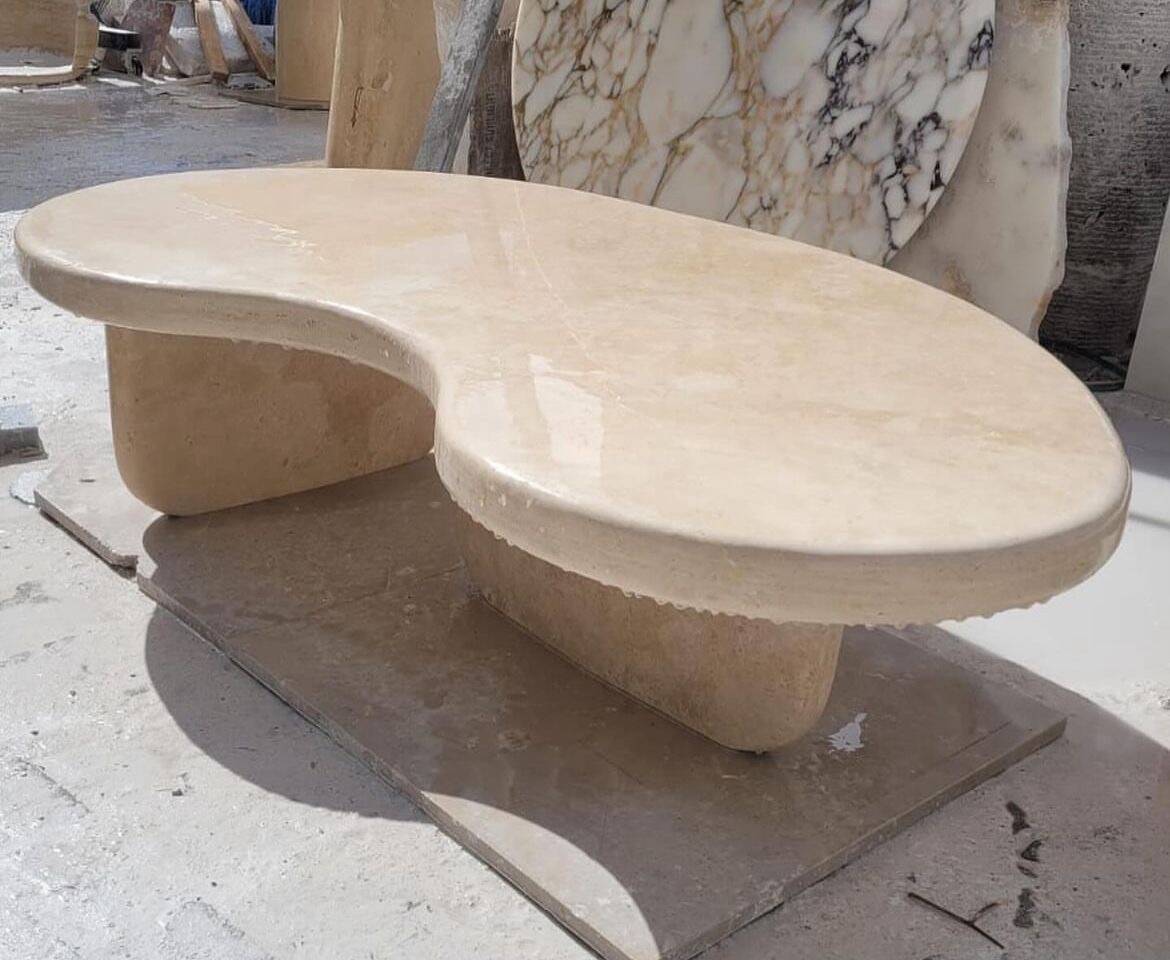 Table basse sculpturale en travertin de forme organique