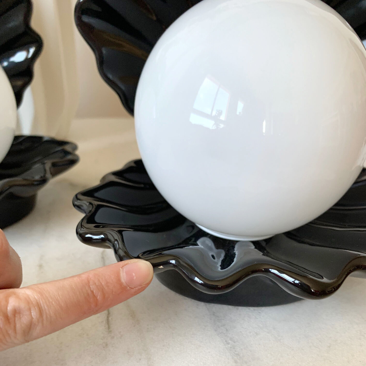 Black ceramic shell lamp