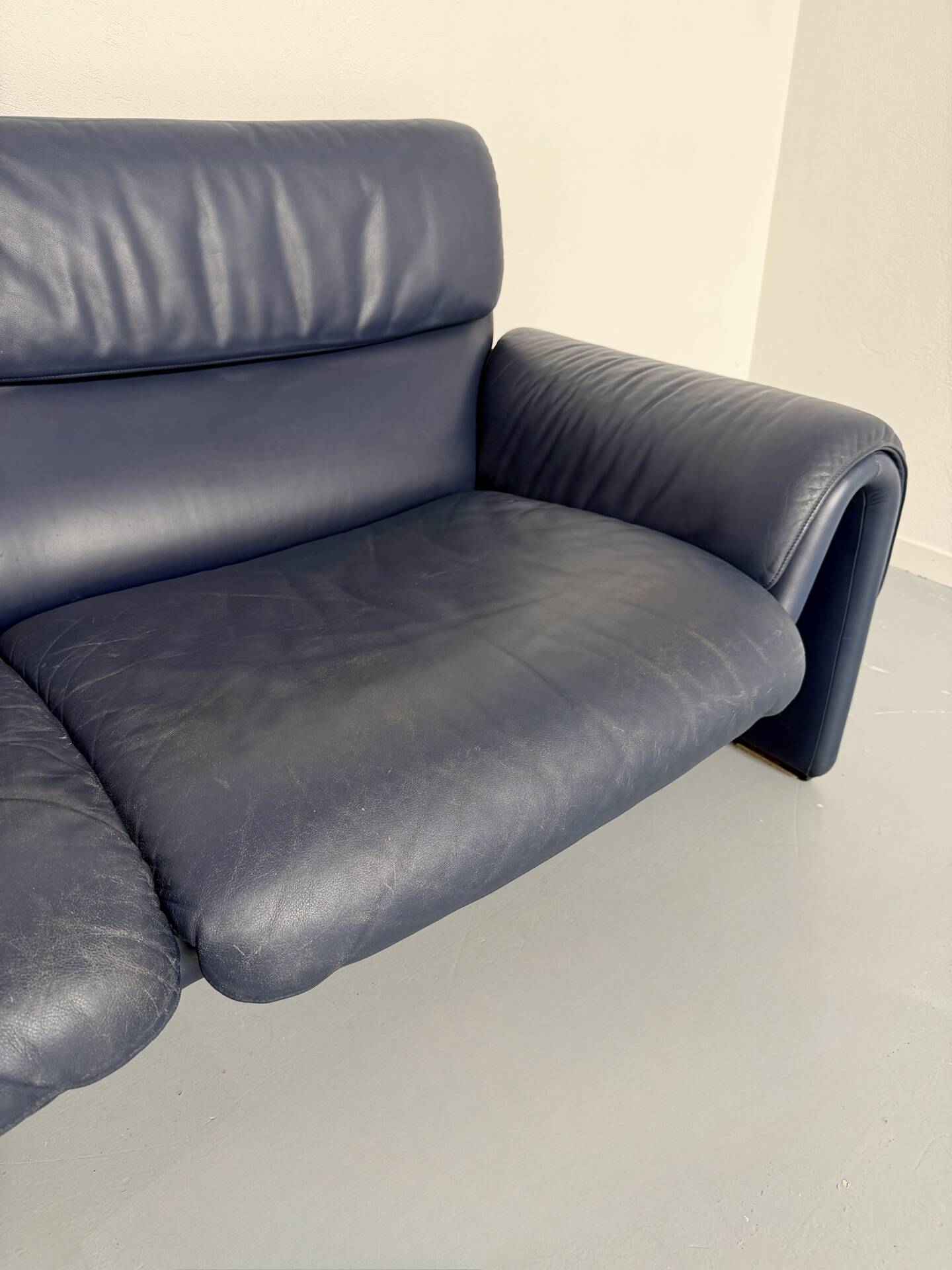 De Sede ds-2011 vintage leather sofa for 2/3 people, 1980s design.