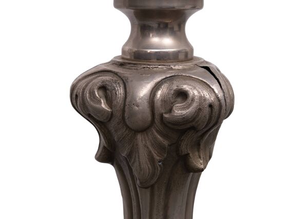 Superbe lampadaire en étain rococo antique d'Italie.