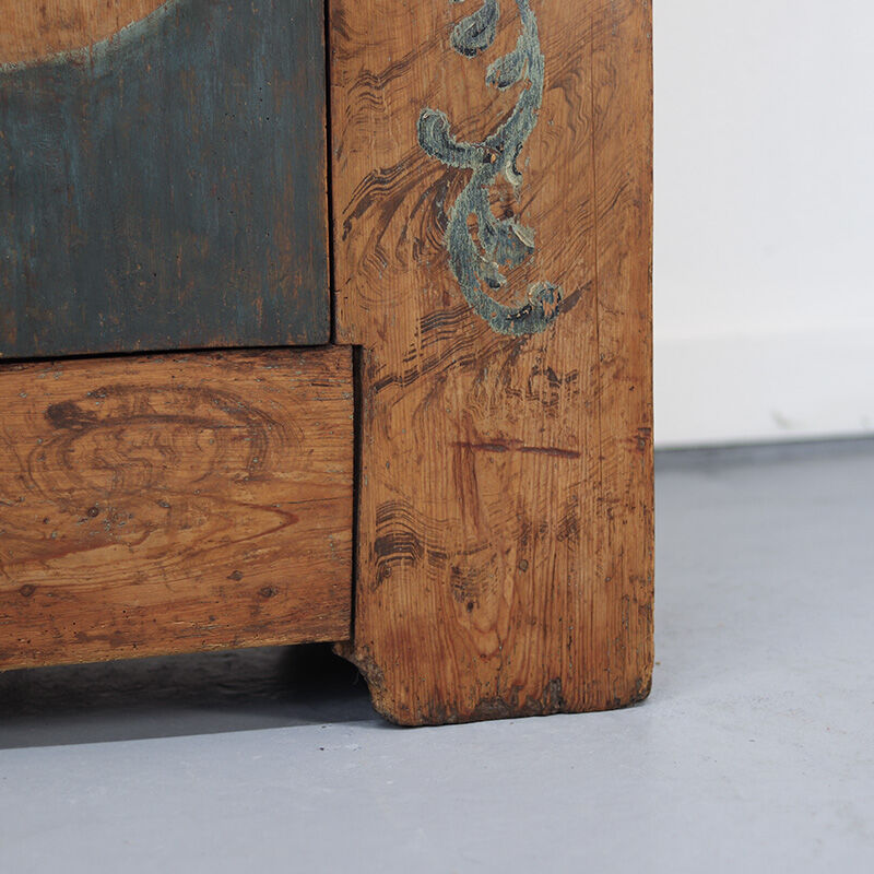 Cabinet de mariée primitif en art populaire peint de ferme antique du XVIIIe siècle