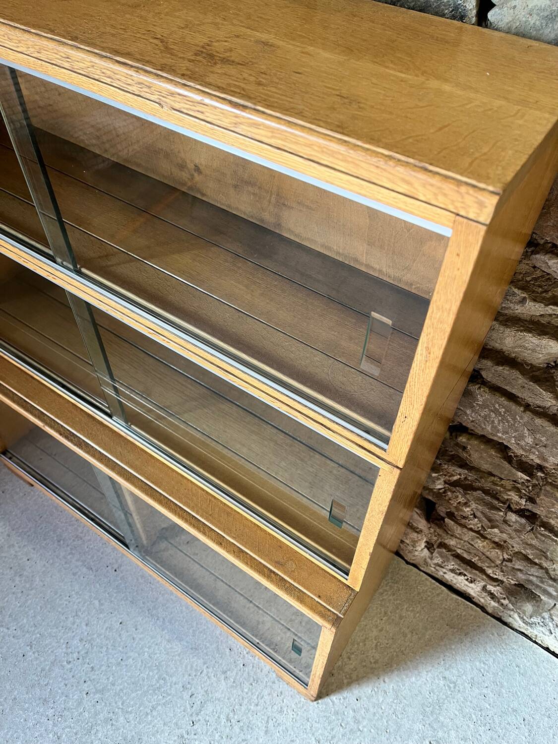 Bibliothèque vitrine en bois massif par Minty
