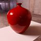 Vase rouge en céramique émaillée