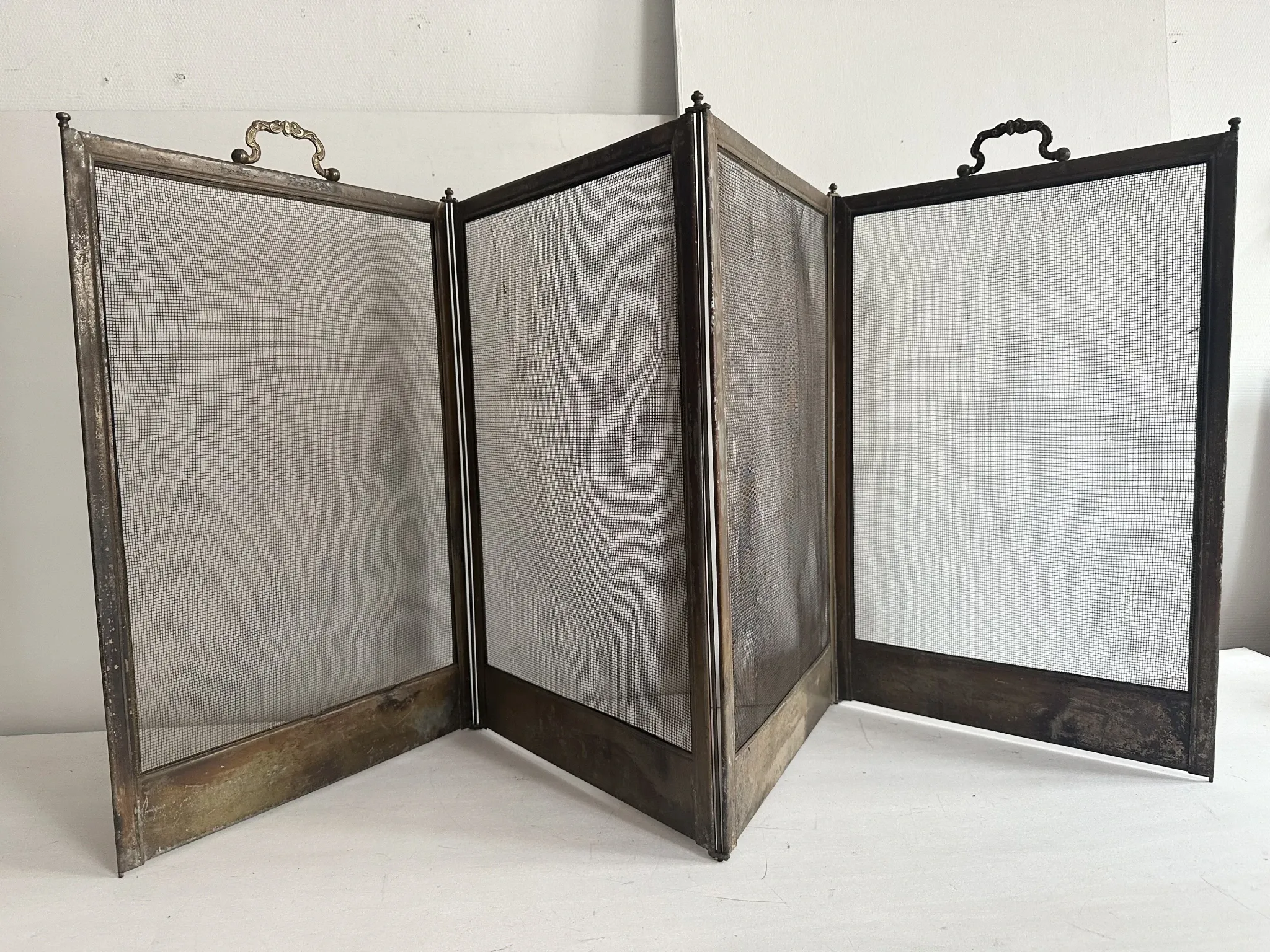 Antique brass and iron mesh spark guard with 4 panels – Early 20th century