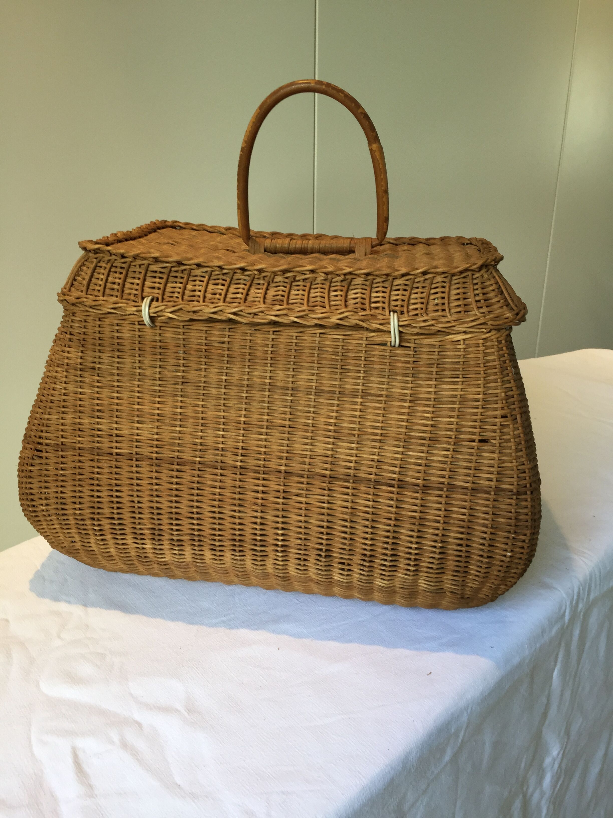 Wicker basket or box to the 1950s couture