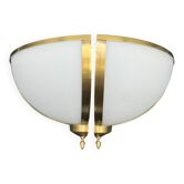 Paire d’appliques d’angle en laiton doré et opaline mat