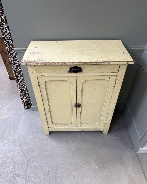 Buffet parisien patine jaune beurre