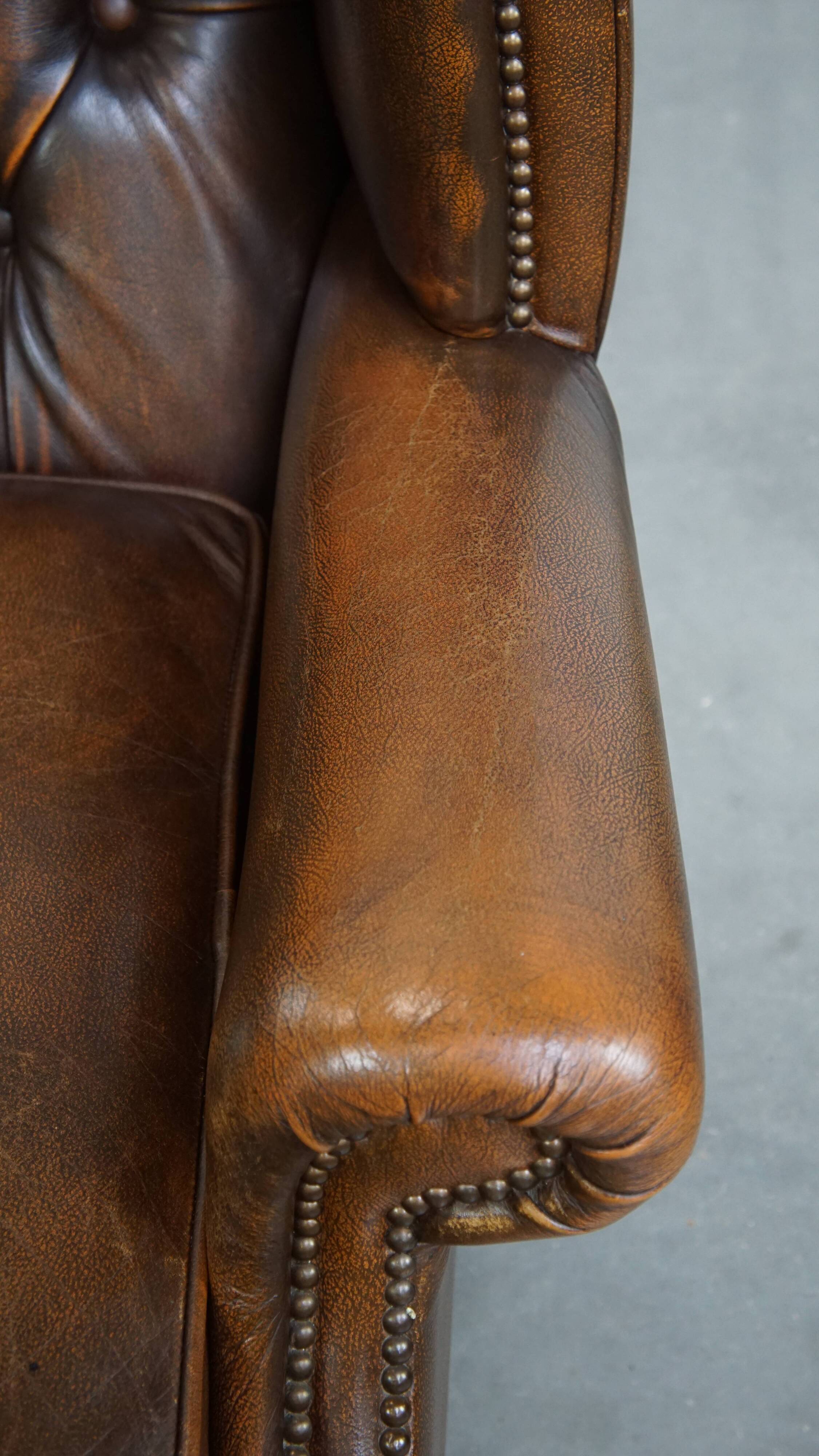 Fauteuil Chesterfield en cuir de vache marron de style anglais