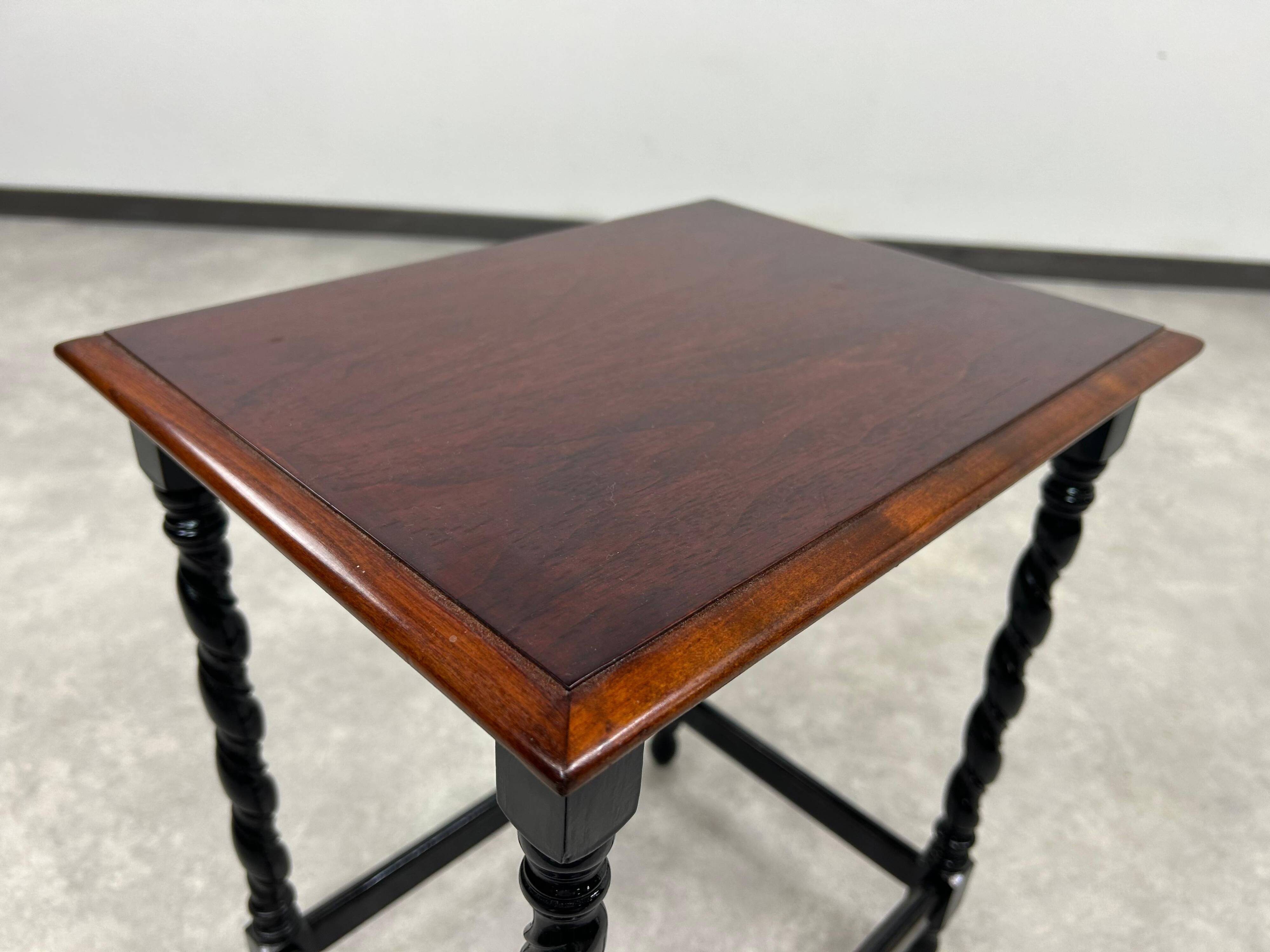 Small pedestal/plant