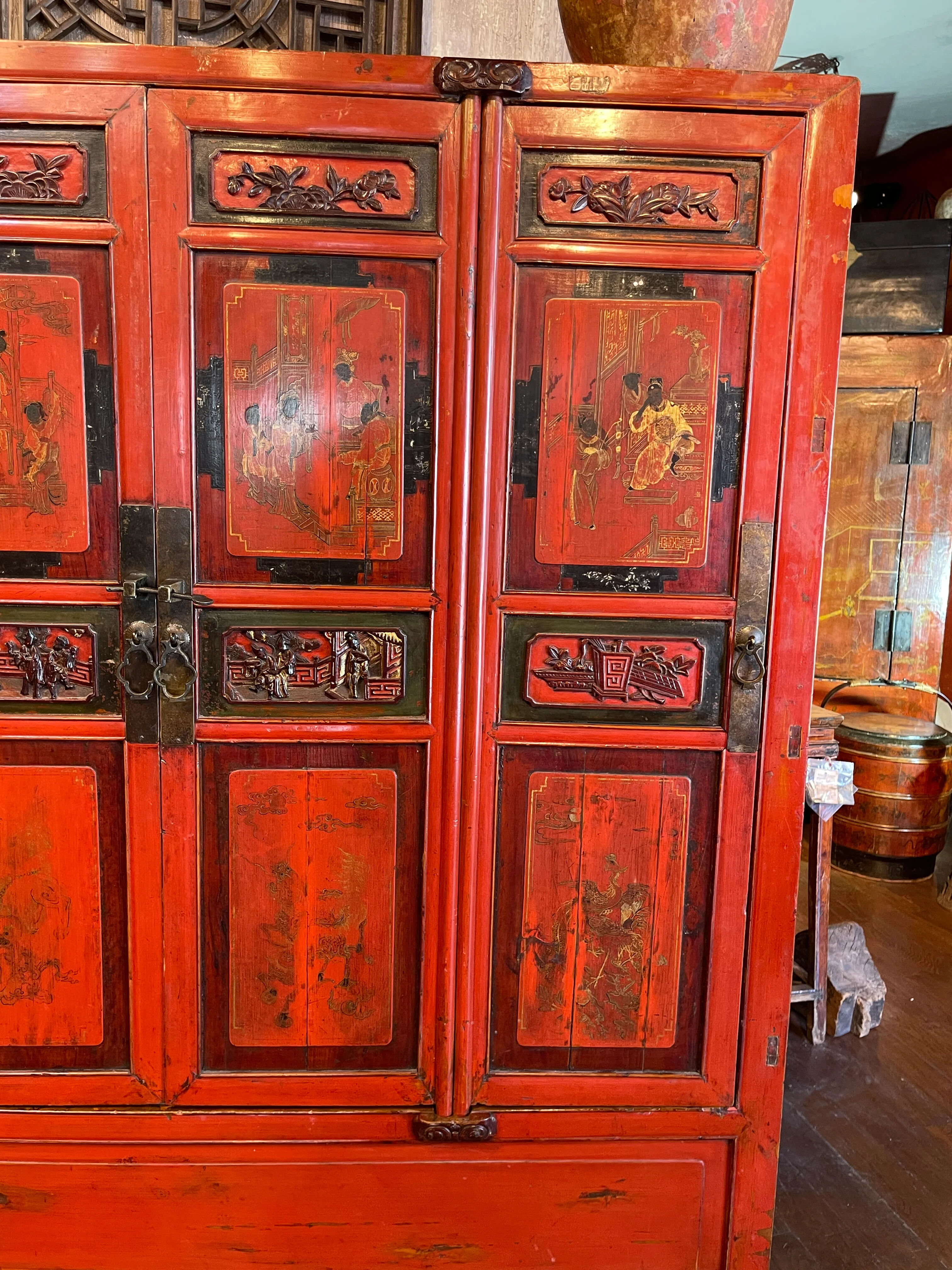 Armoire chinoise présentant des scènes de vie polychromes