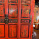 Armoire chinoise présentant des scènes de vie polychromes