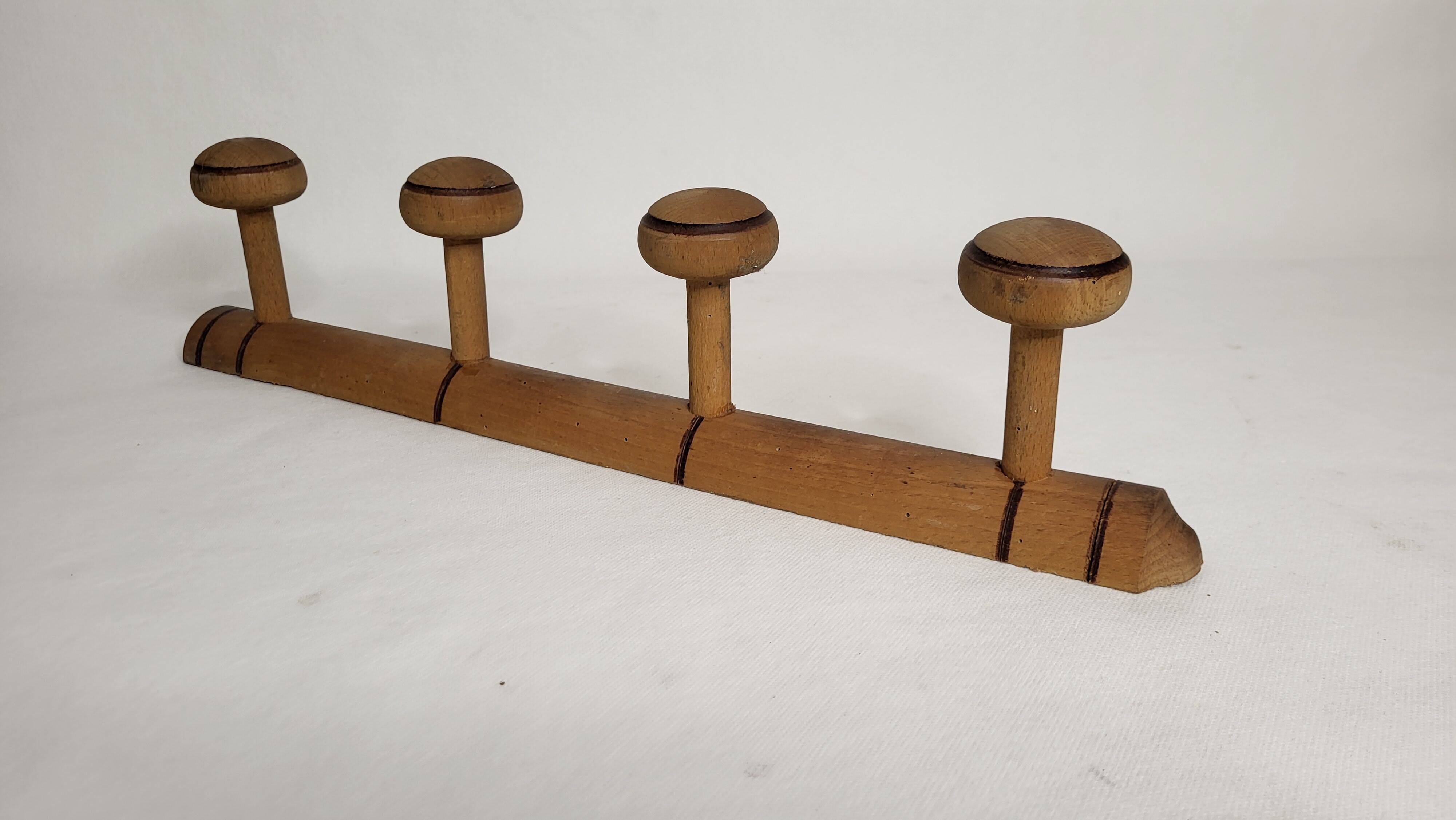 Coat rack with 4 wooden hooks