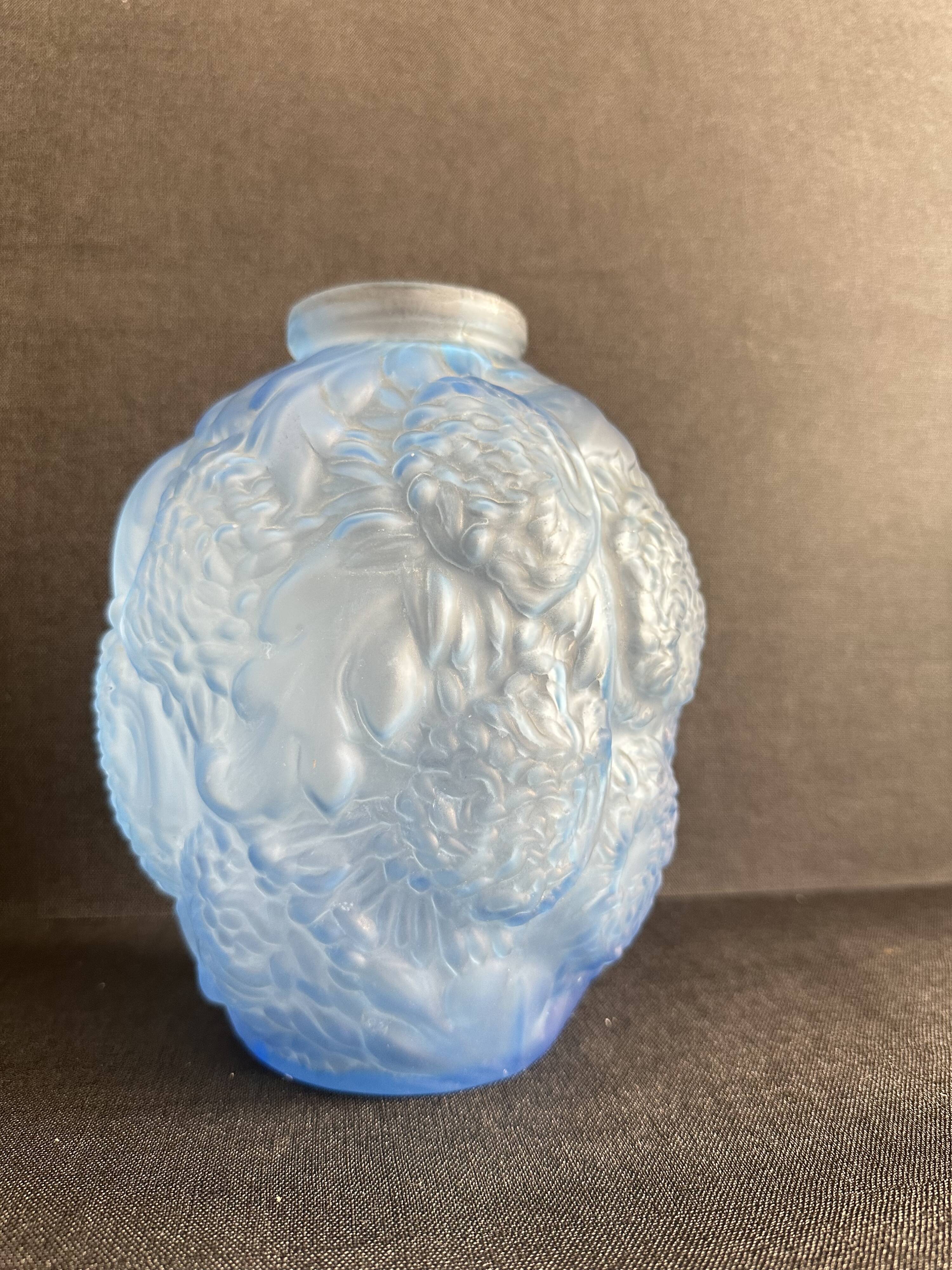Large Art Deco round vase in frosted blue glass - 1930
