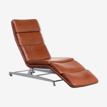 Chaise longue en cuir cognac moderniste avec base chromée inclinable