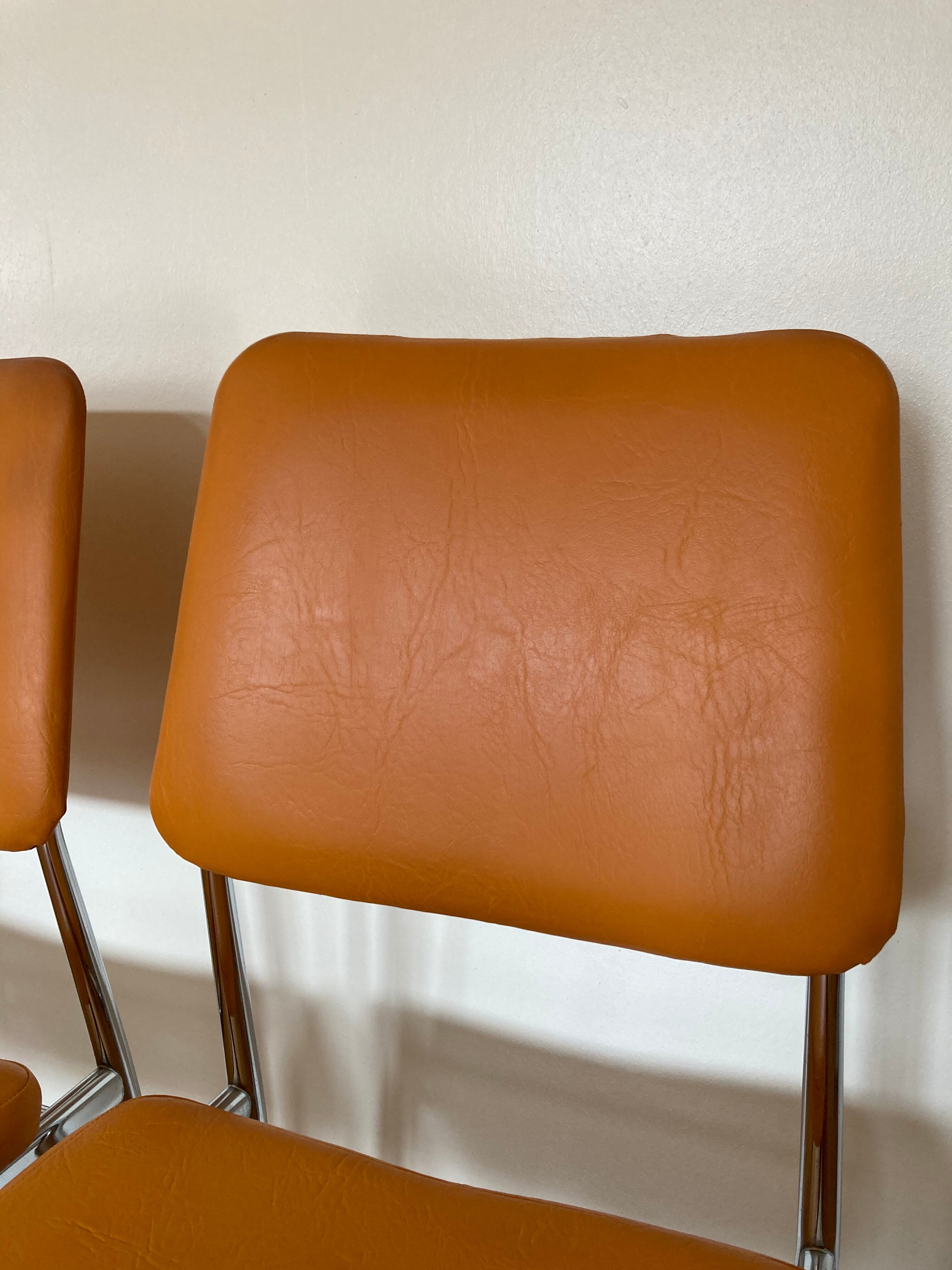 Paire de chaises chromé et skai orange