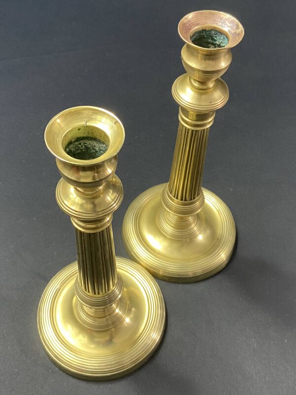 Paire de flambeaux bougeoirs XIXe bronze doré à fût cannelé Restauration