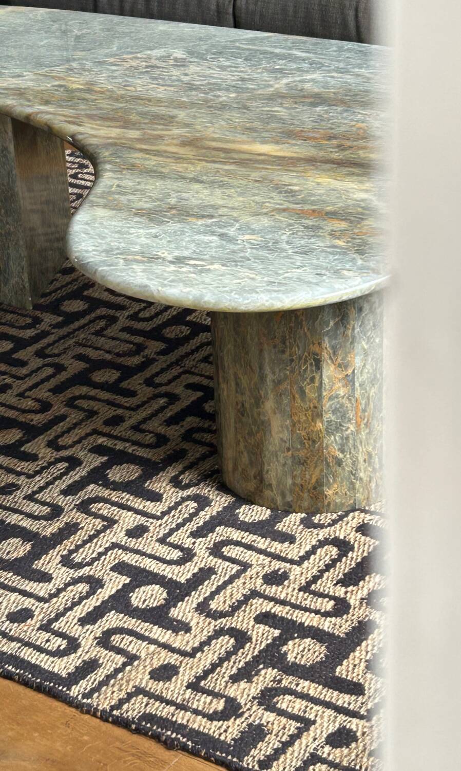 Table basse Boomerang en marbre italien de forme libre et organique