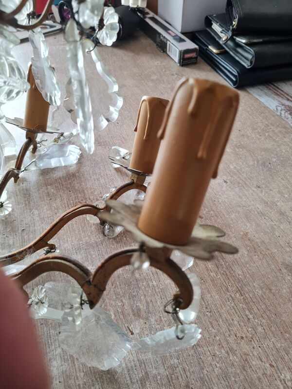 Grand lustre à pampilles de cristal sur monture bronze de style louis XV à 6 feux