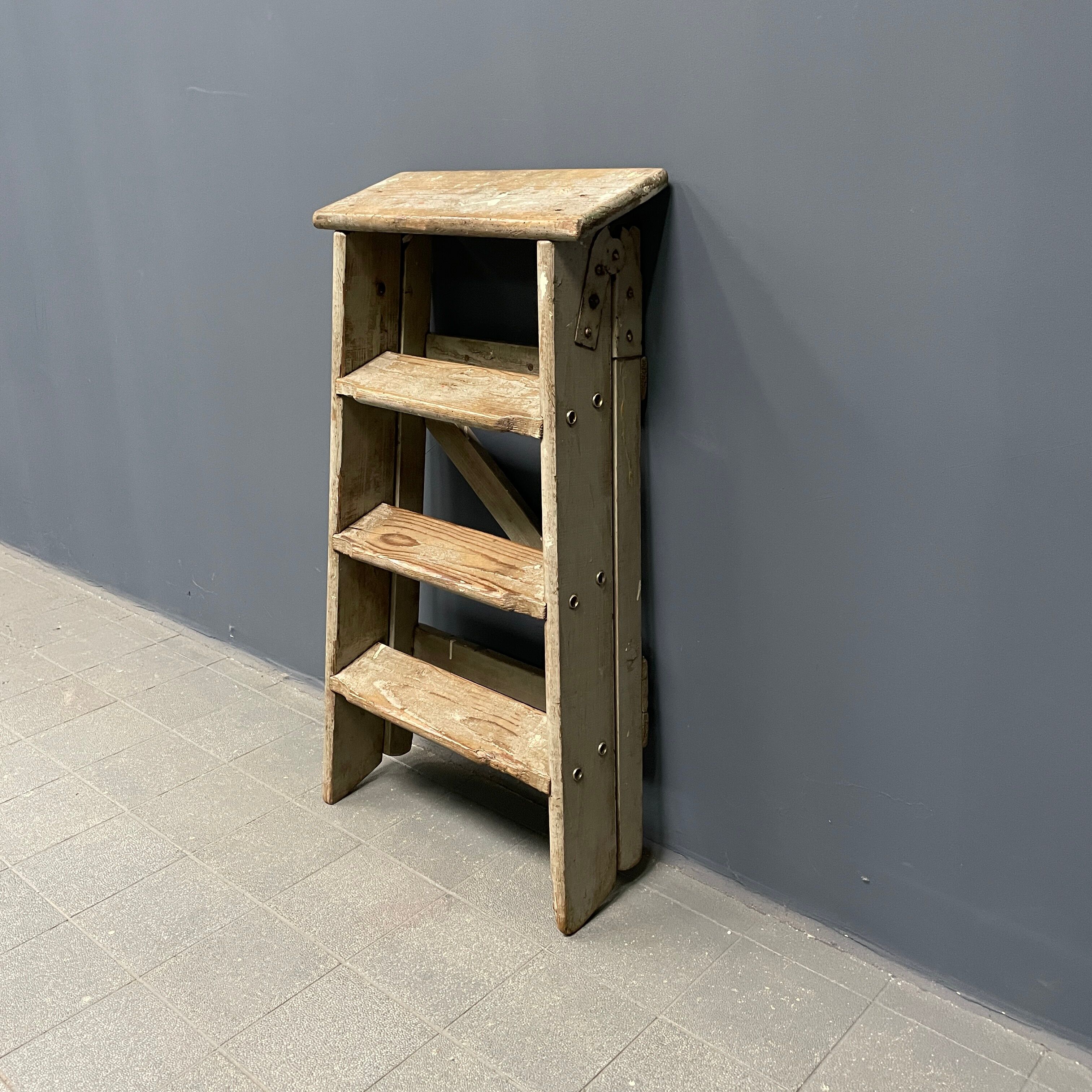 Escaliers ou marches en brocante gris clair