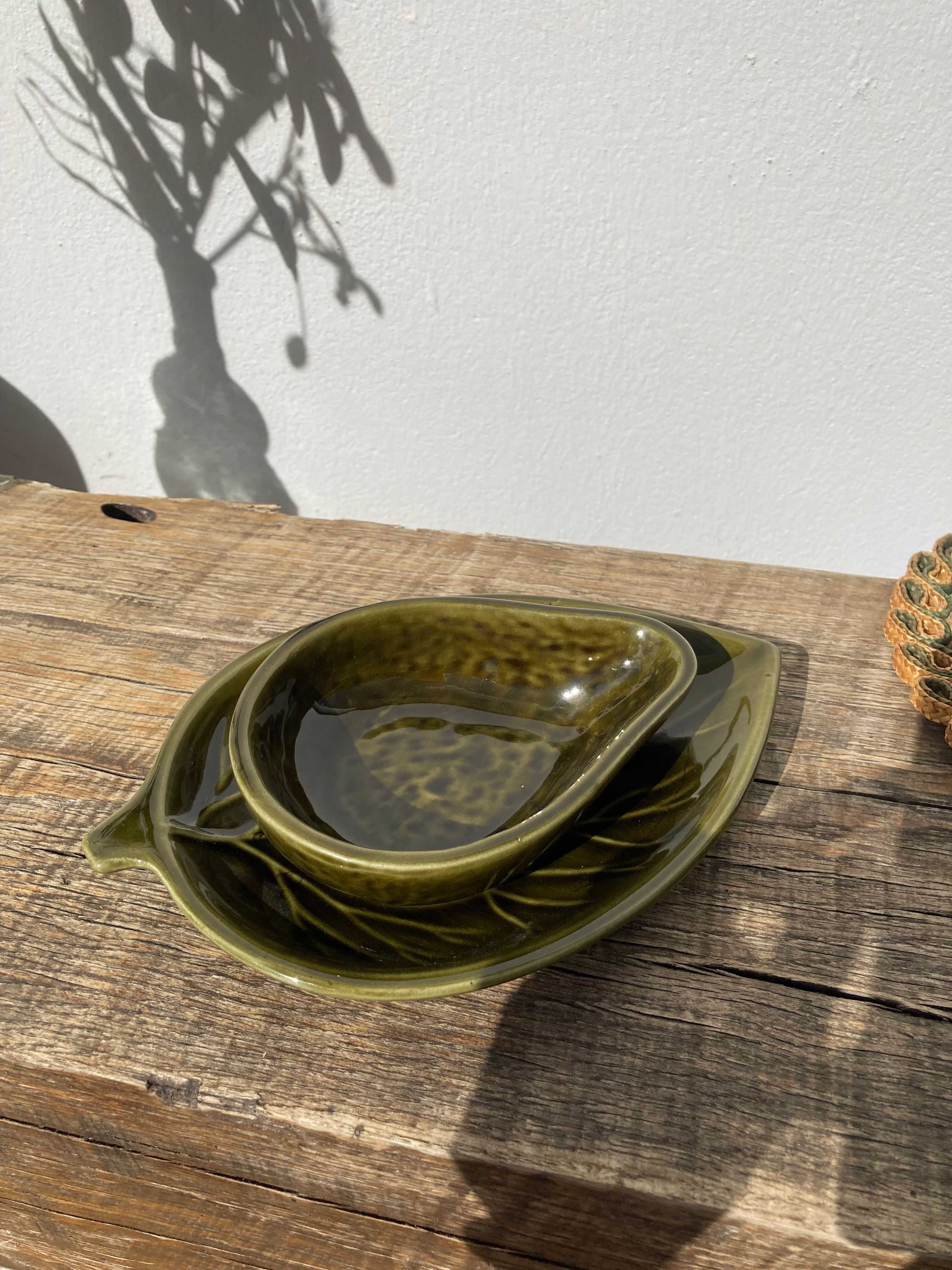 Duo of leaf and avocado slip in green ceramic - Portugal - vintage cup