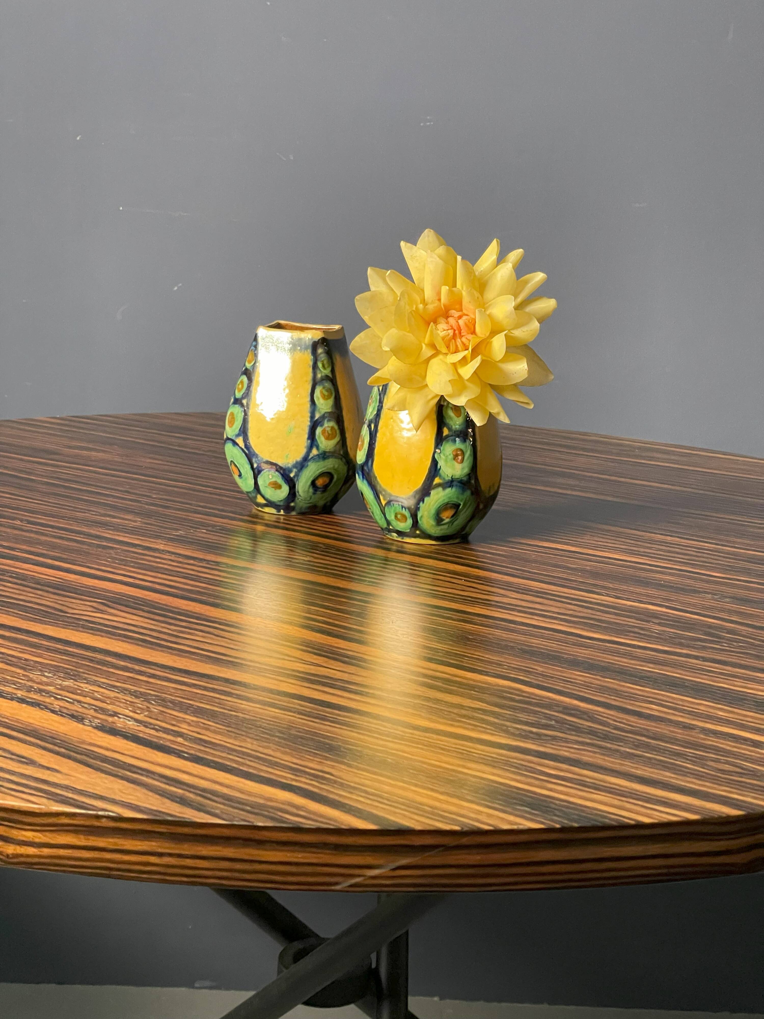 Une paire de vases verts et jaunes
