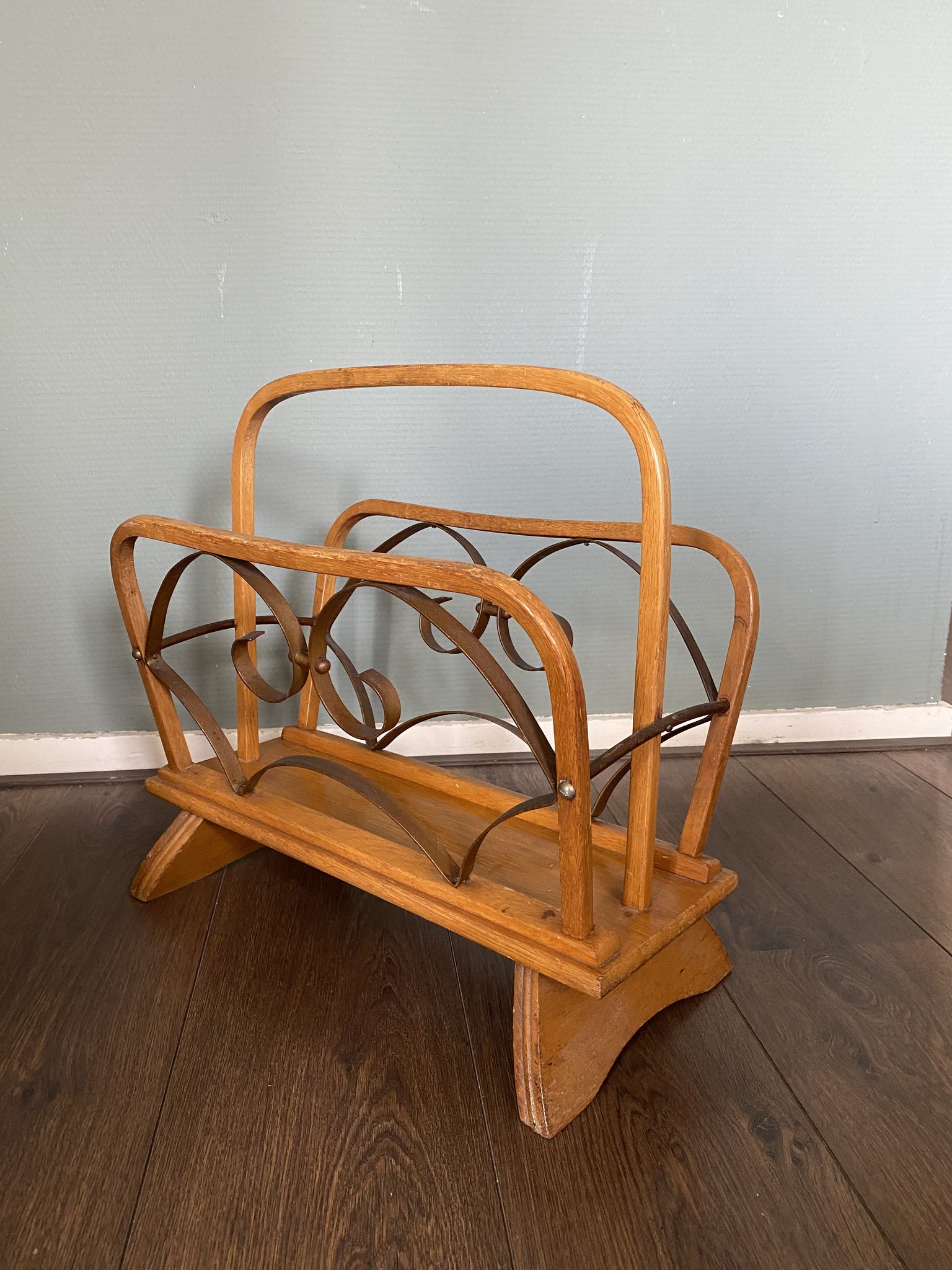 Porte-revue en rotin années 1930