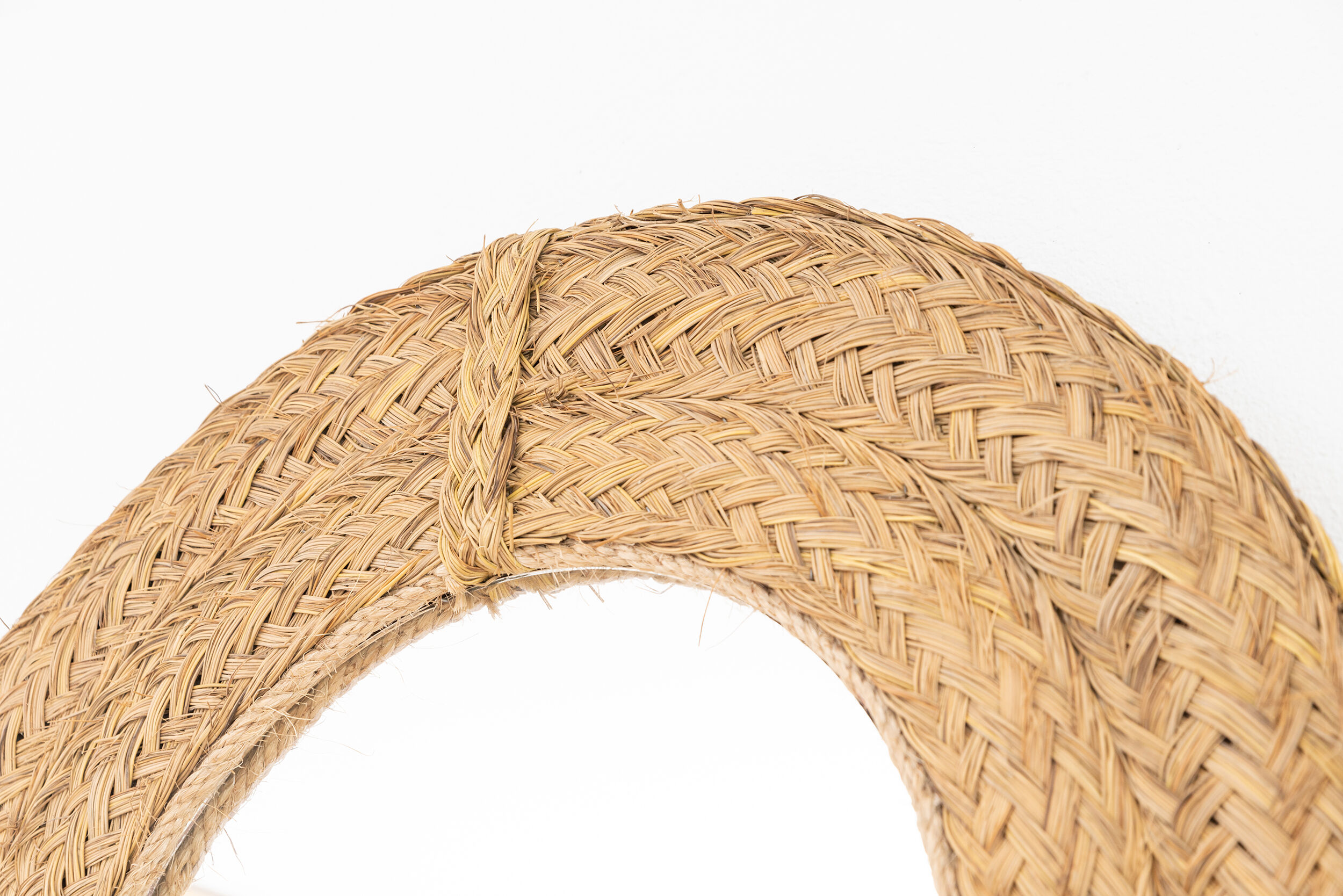 Round mirror made of esparto grass