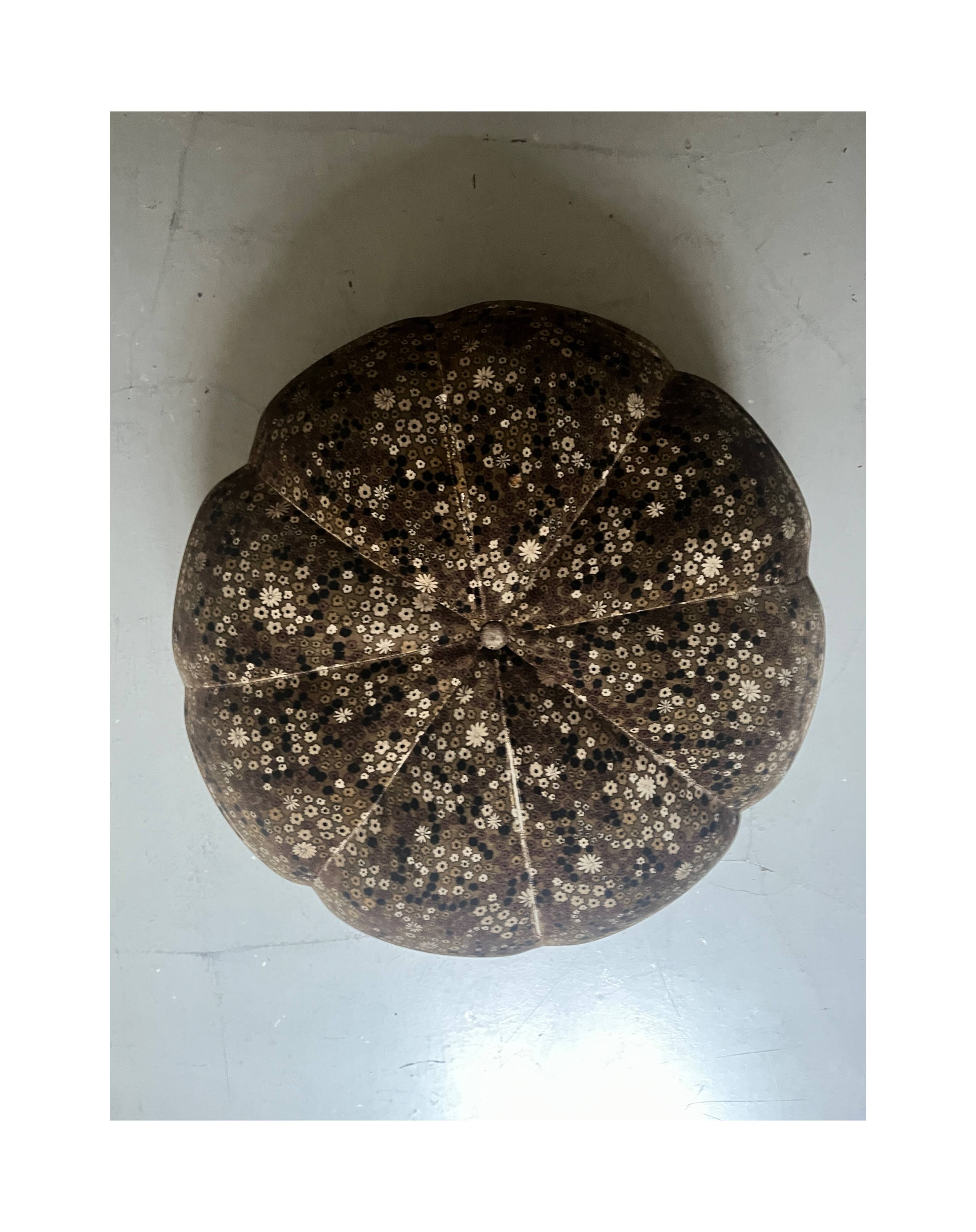 Short velvet pouf with liberty flowers, Ligne Roset 1970