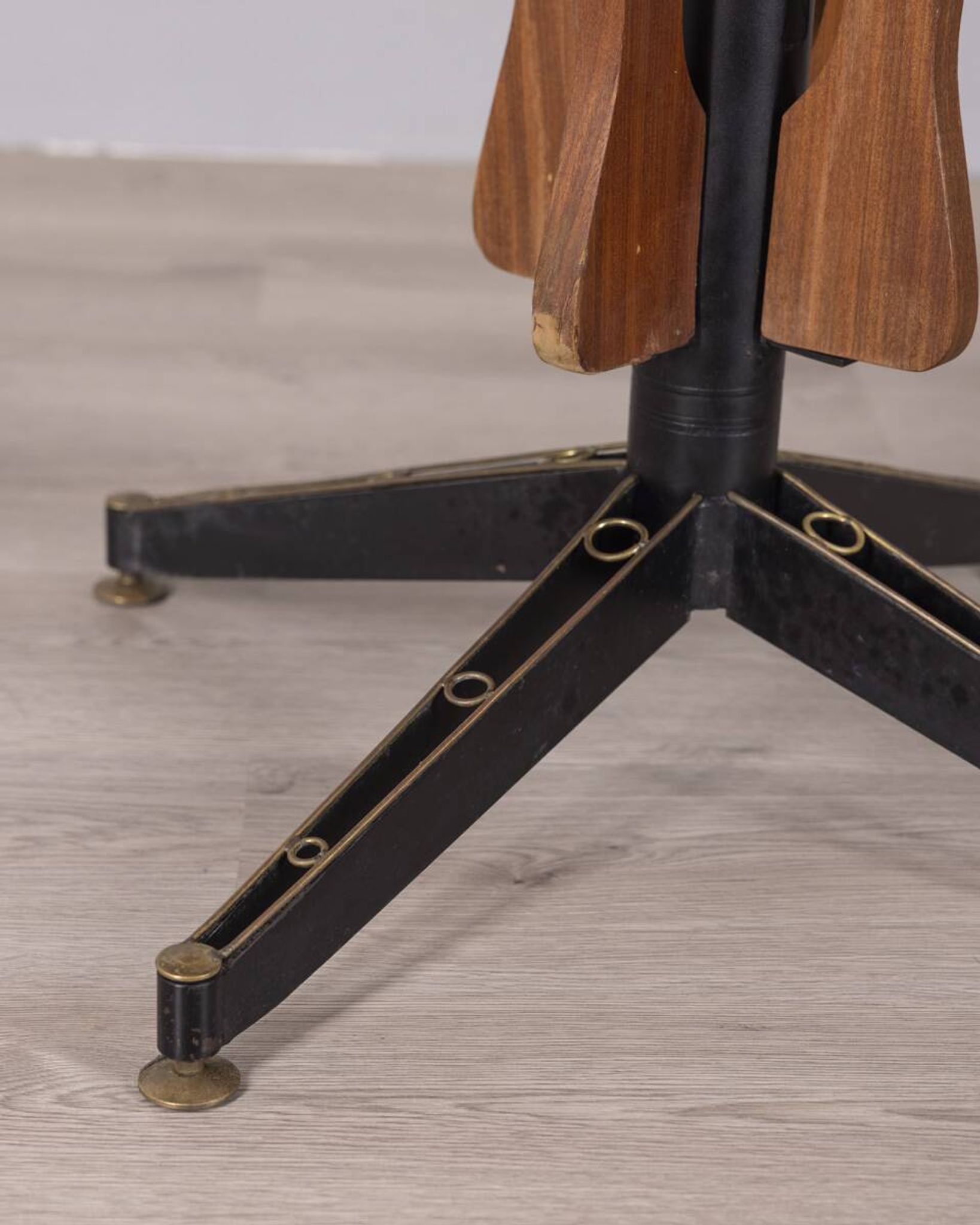 Vintage wooden round table from 1960s designed by Carlo Ratti for Lissoni