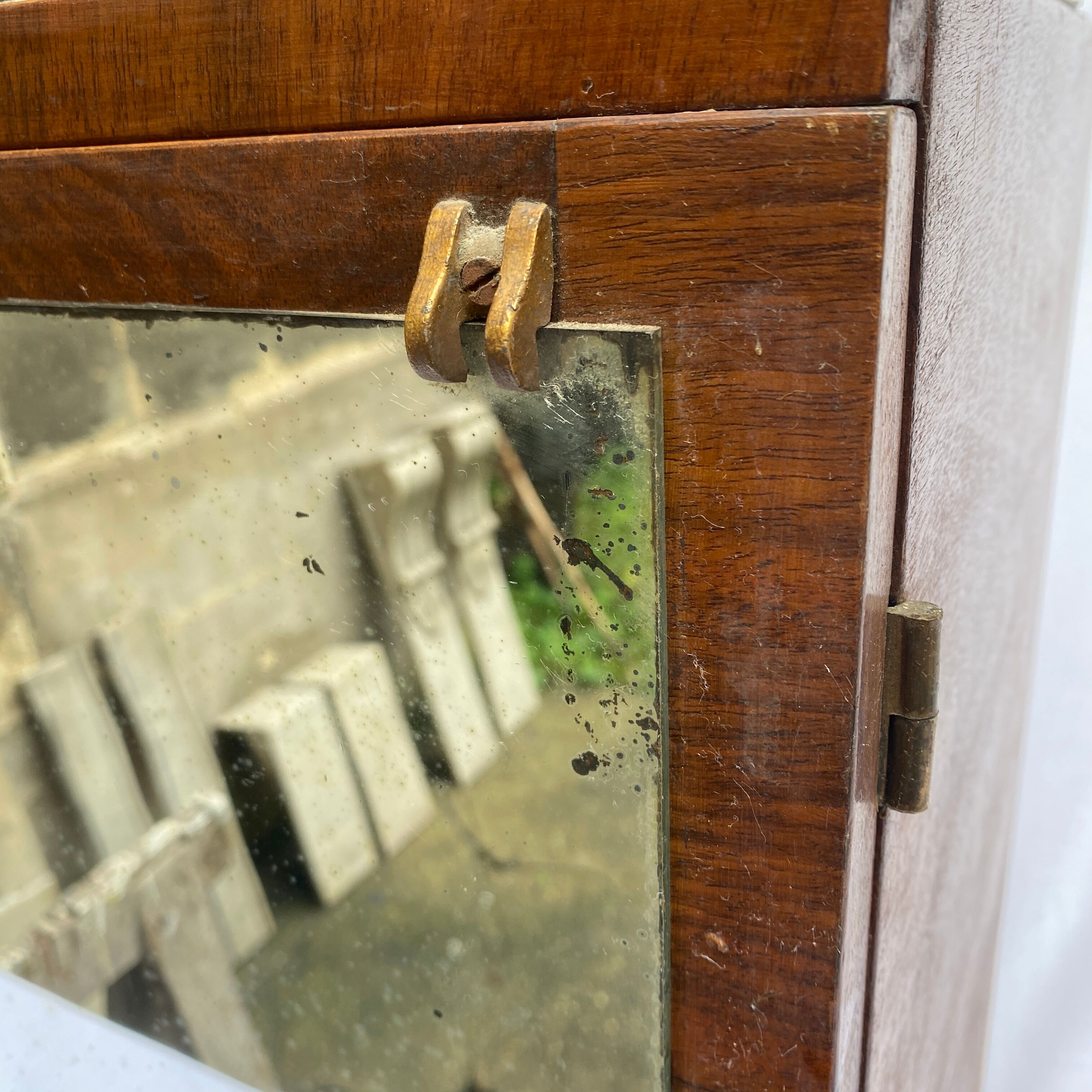 Armoire à pharmacie