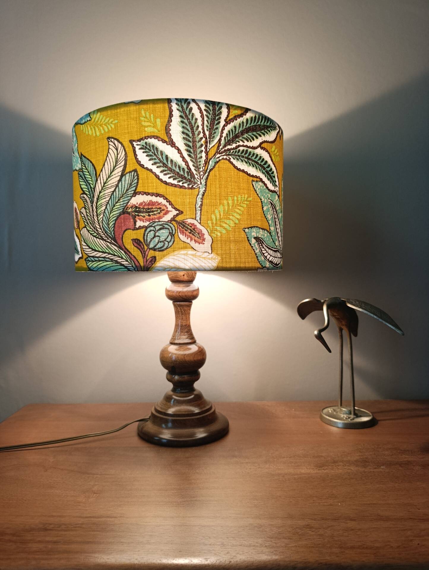 Lampe à poser bois tourné ancien | imprimé ocre végétal & botanique 