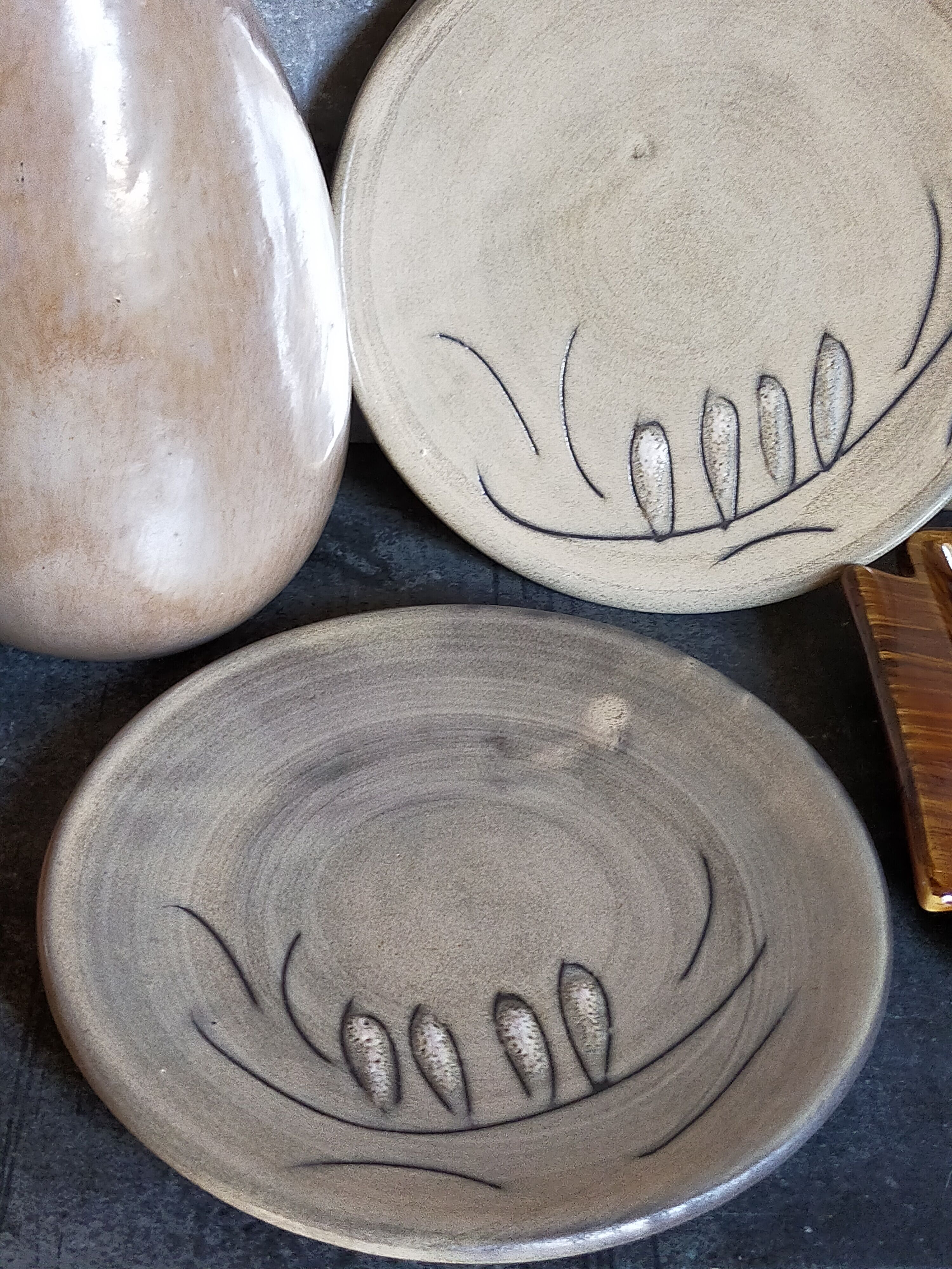 Duo of ceramic plates decorated with vintage foliage