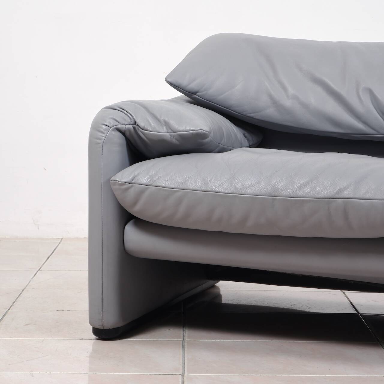 „Maralunga“ leather 2-seater sofa by Vico Magistretti for Cassina, Italy