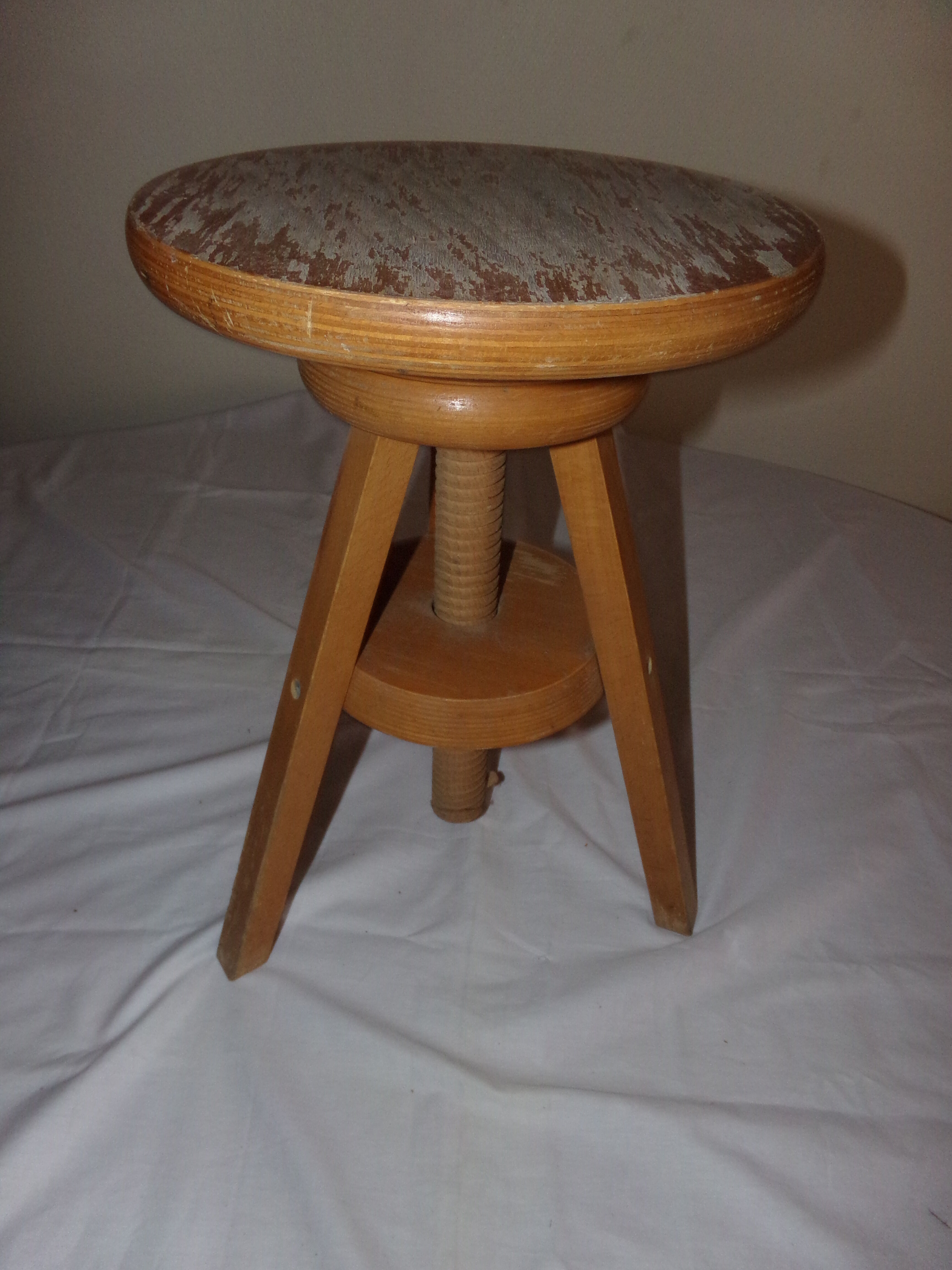 Wooden screw adjustable height stool