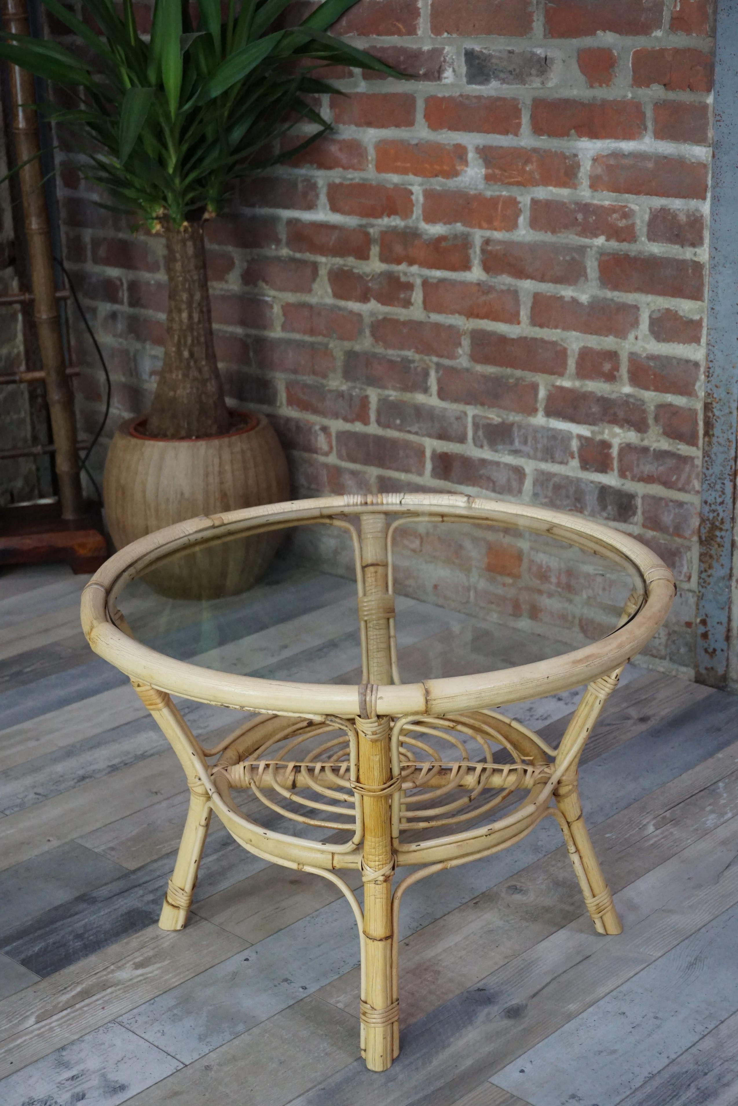 Table basse années 60 en rotin et verre