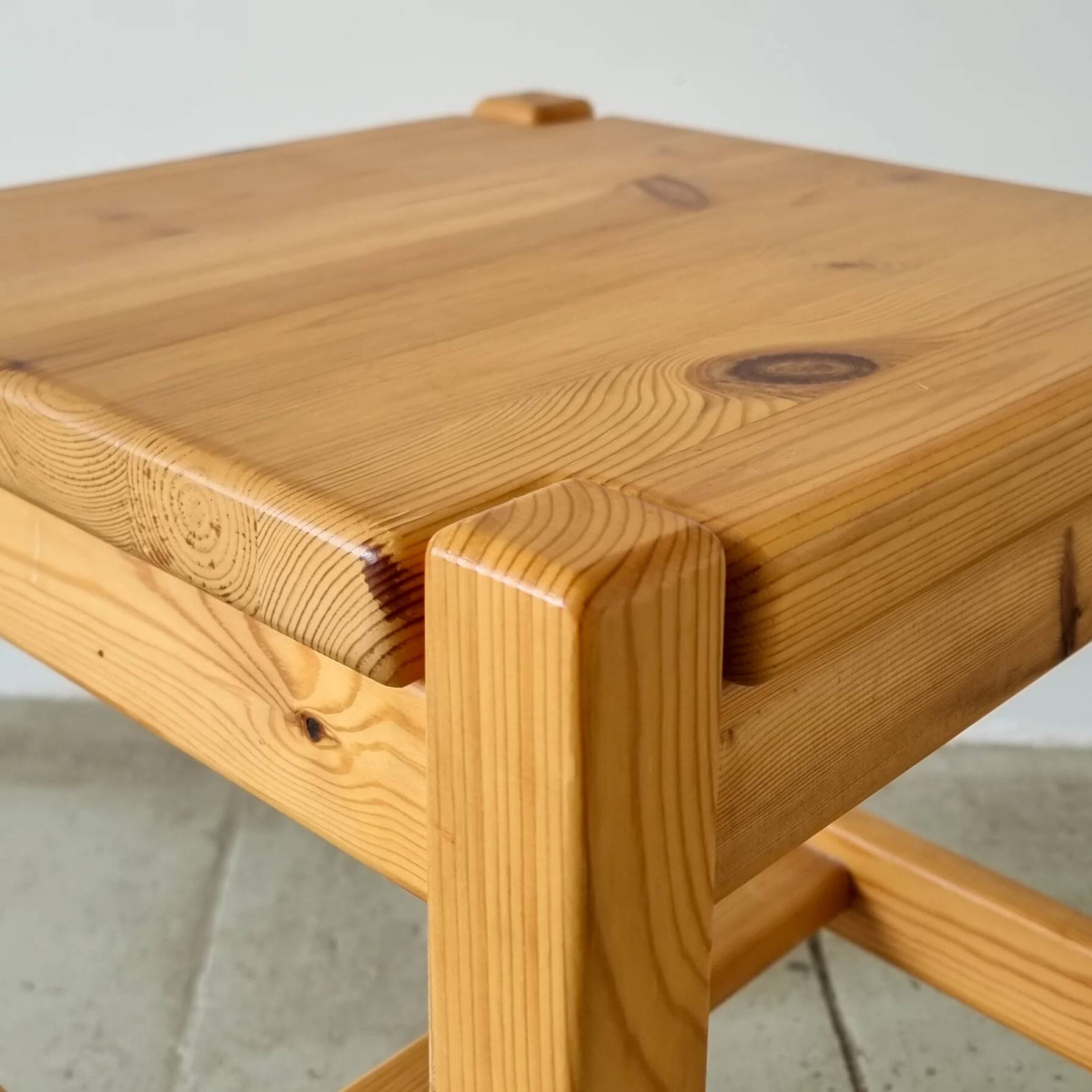 Dining chairs and Hongisto stool in pine wood by Ilmari Tapiovaara
