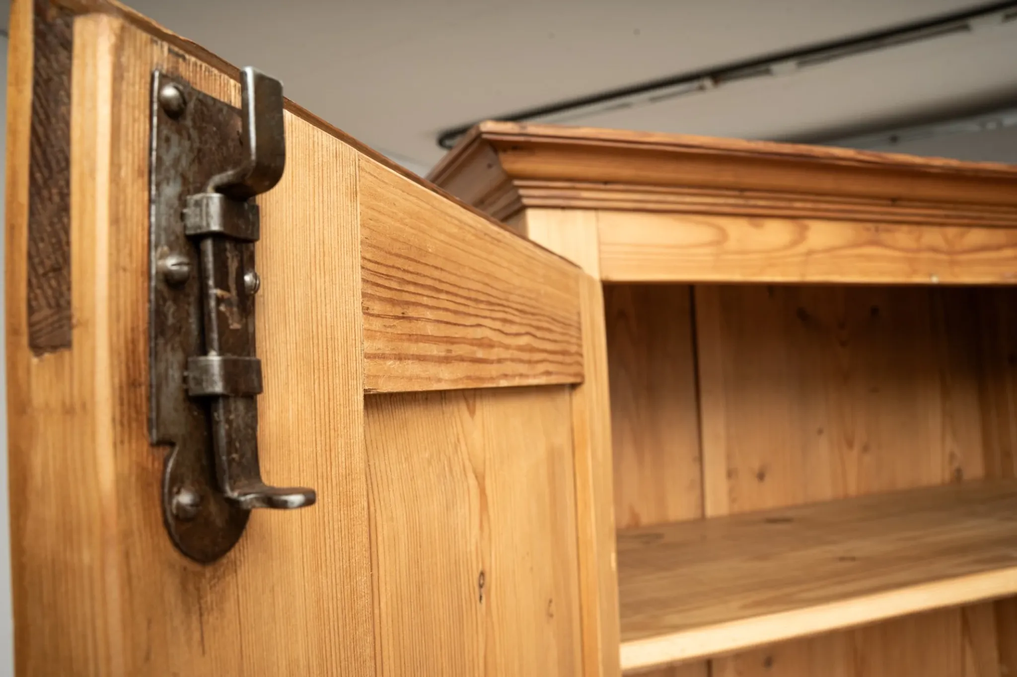 Antique German Pine Wardrobe with Hanging Rail and Shelf, Late 19th Century