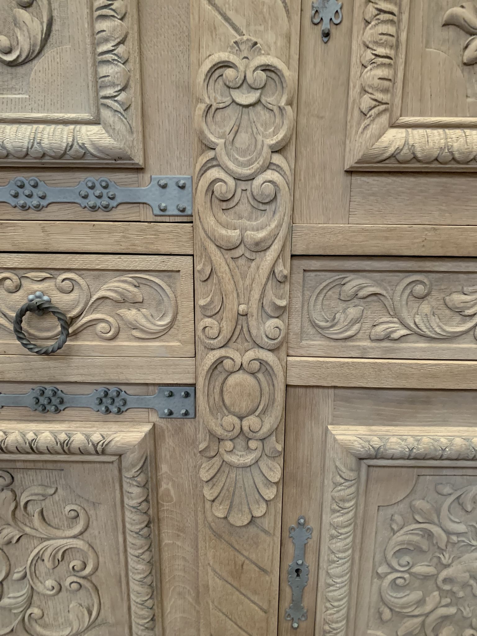 Buffet de style Renaissance en chêne massif XX siècle