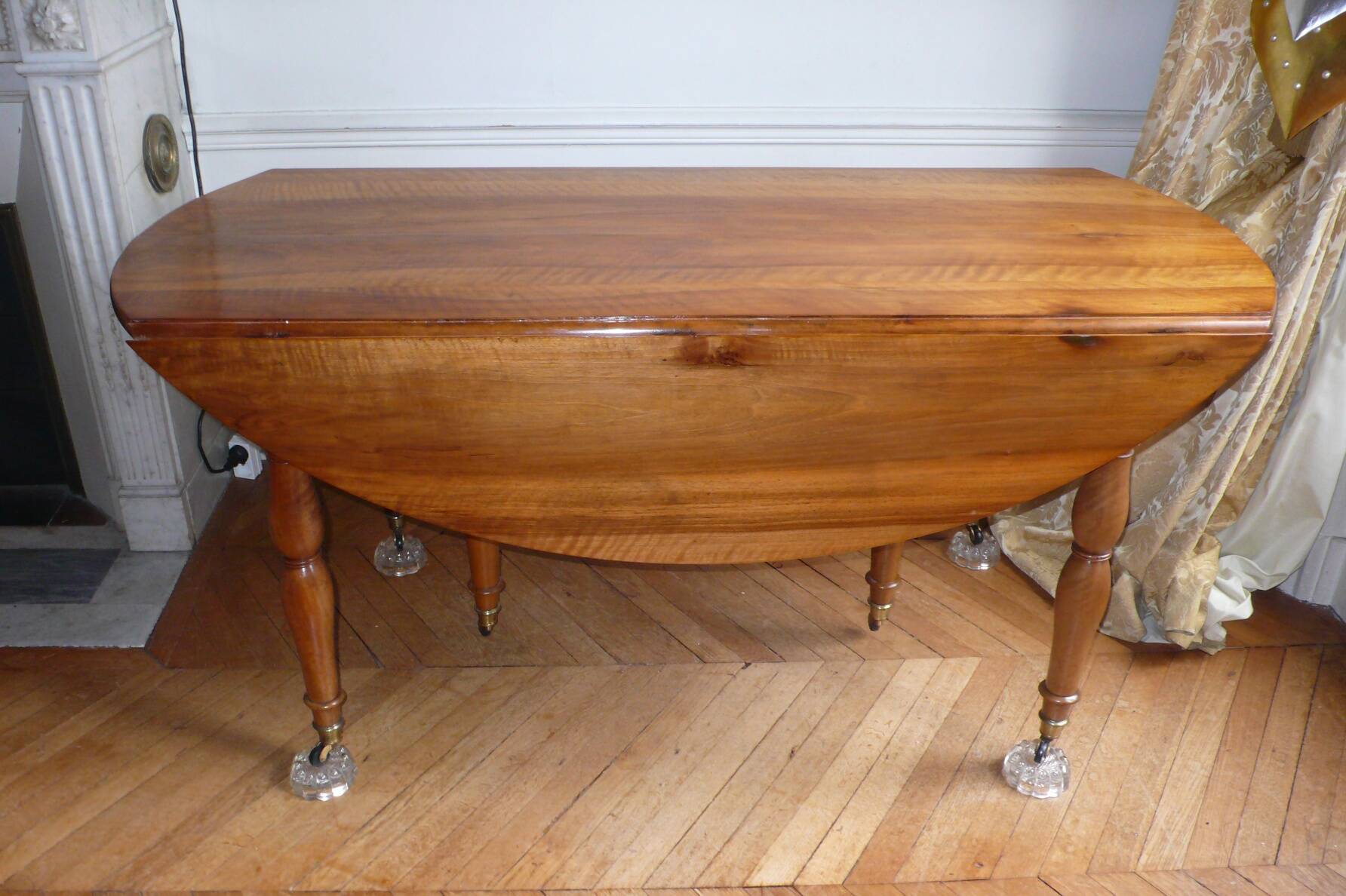 Magnificent 19th century walnut dining table