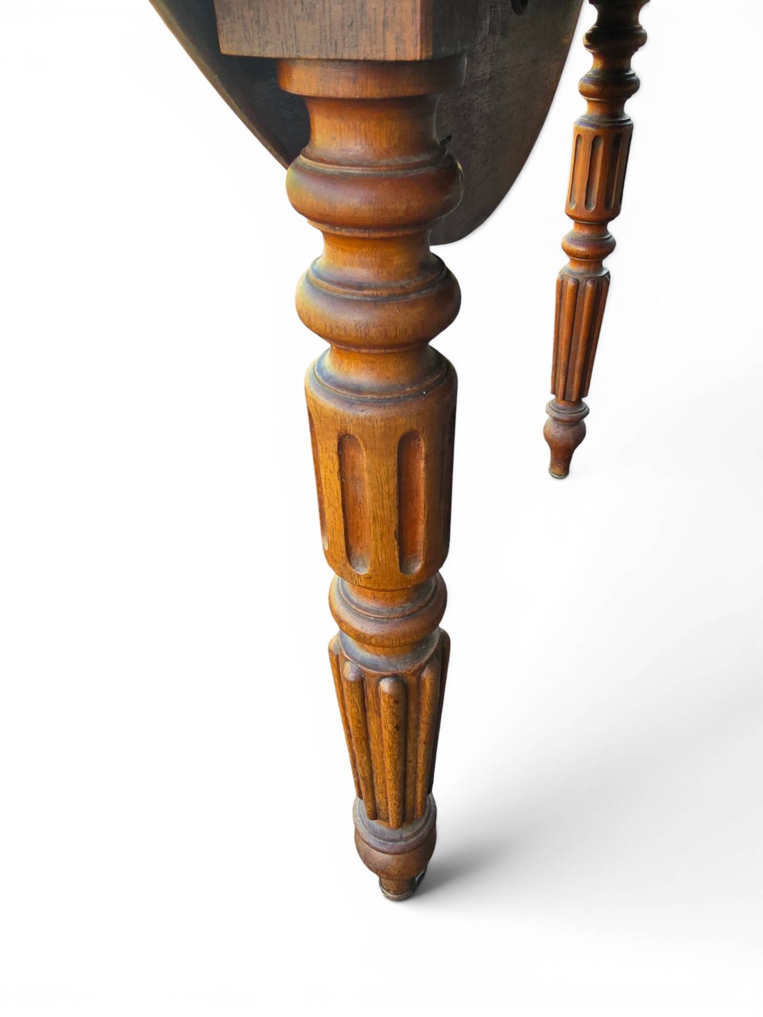 Antique drop-leaf table in wood, with turned legs and castors.