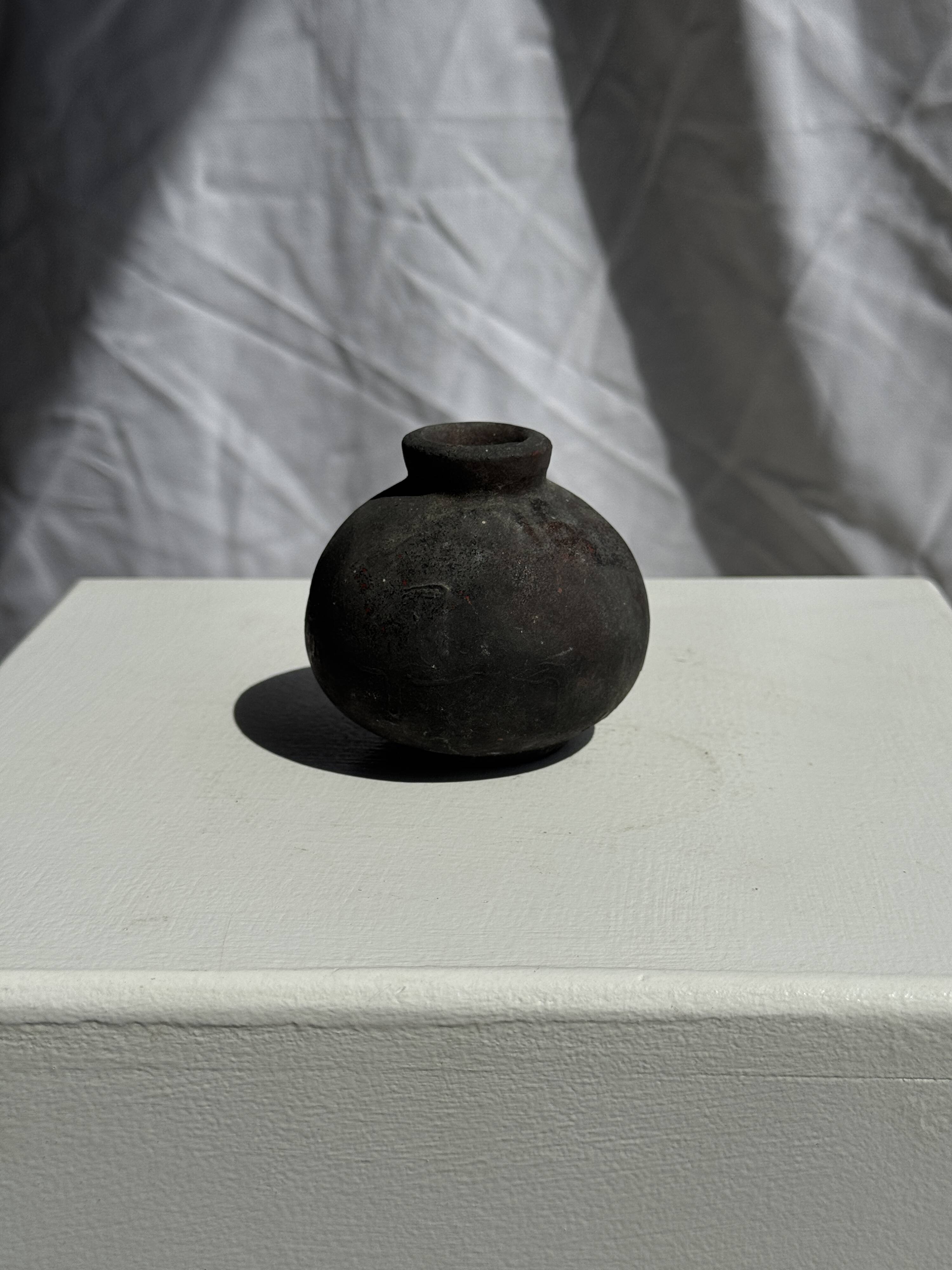 Minuscule black round pot in Indonesian terracotta H7 D7