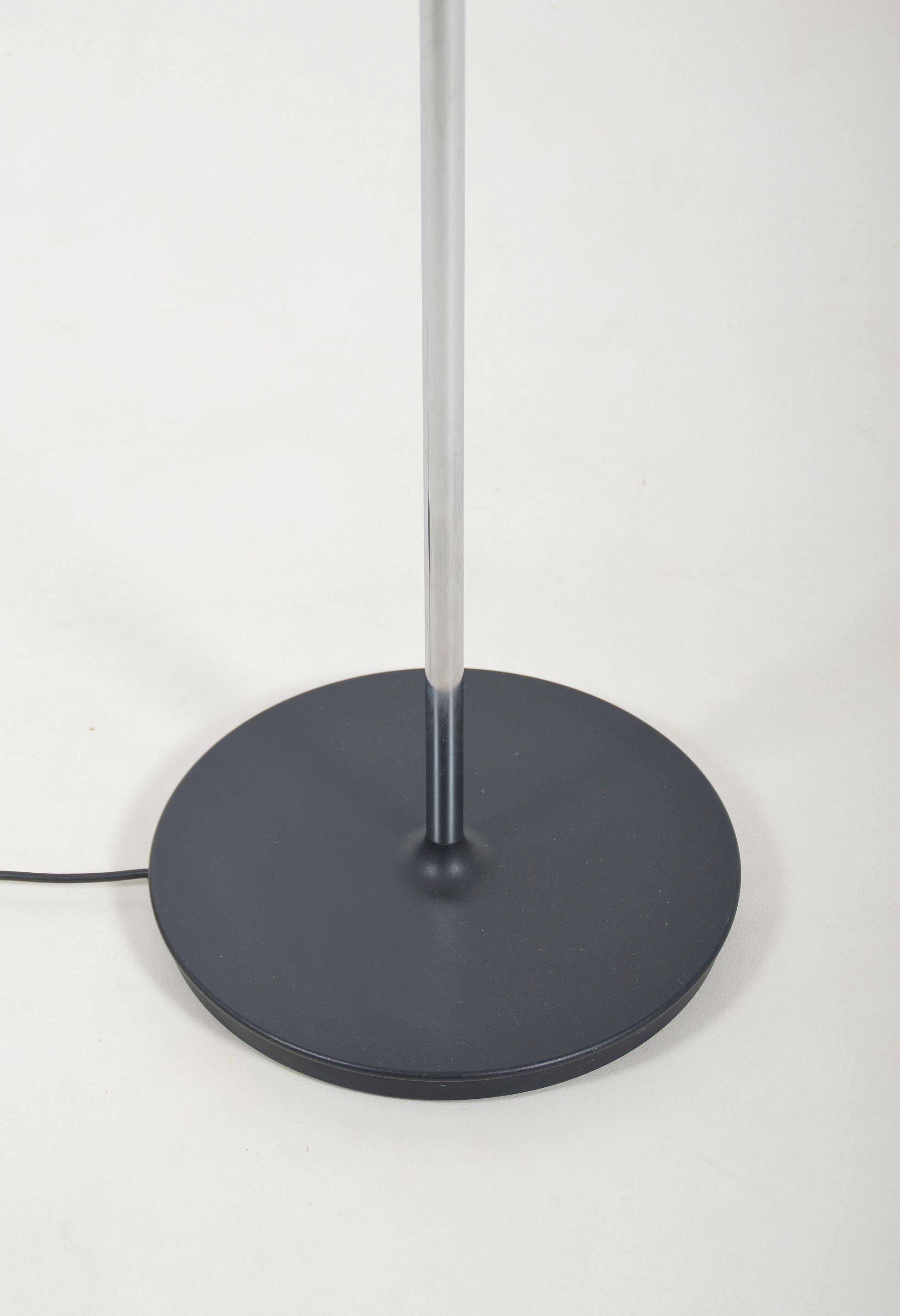 Lampe sur pied danoise PH 80 conçue par Poul Henningsen pour Louis Poulsen