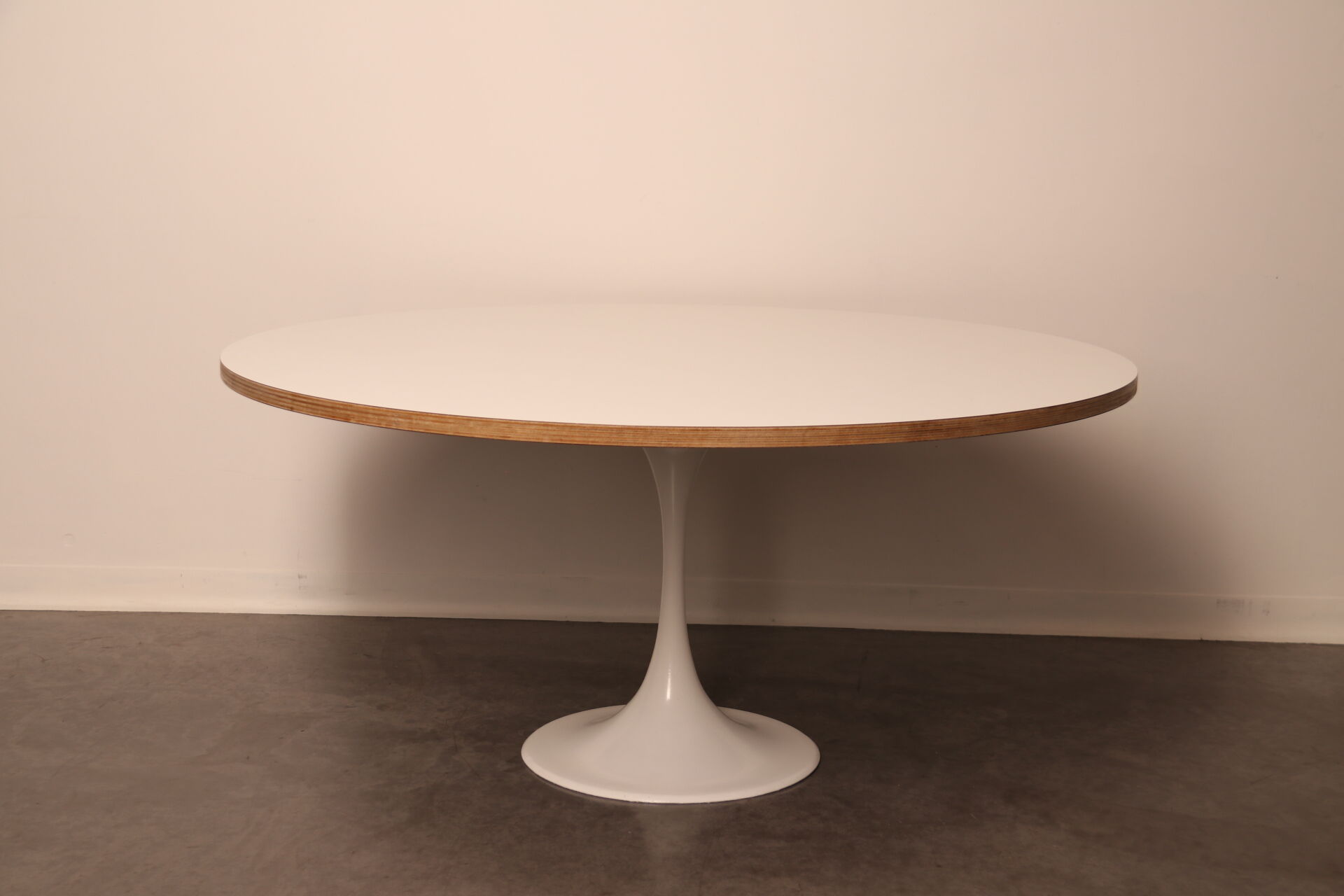Table basse avec pied tulipe blanche - années 1960