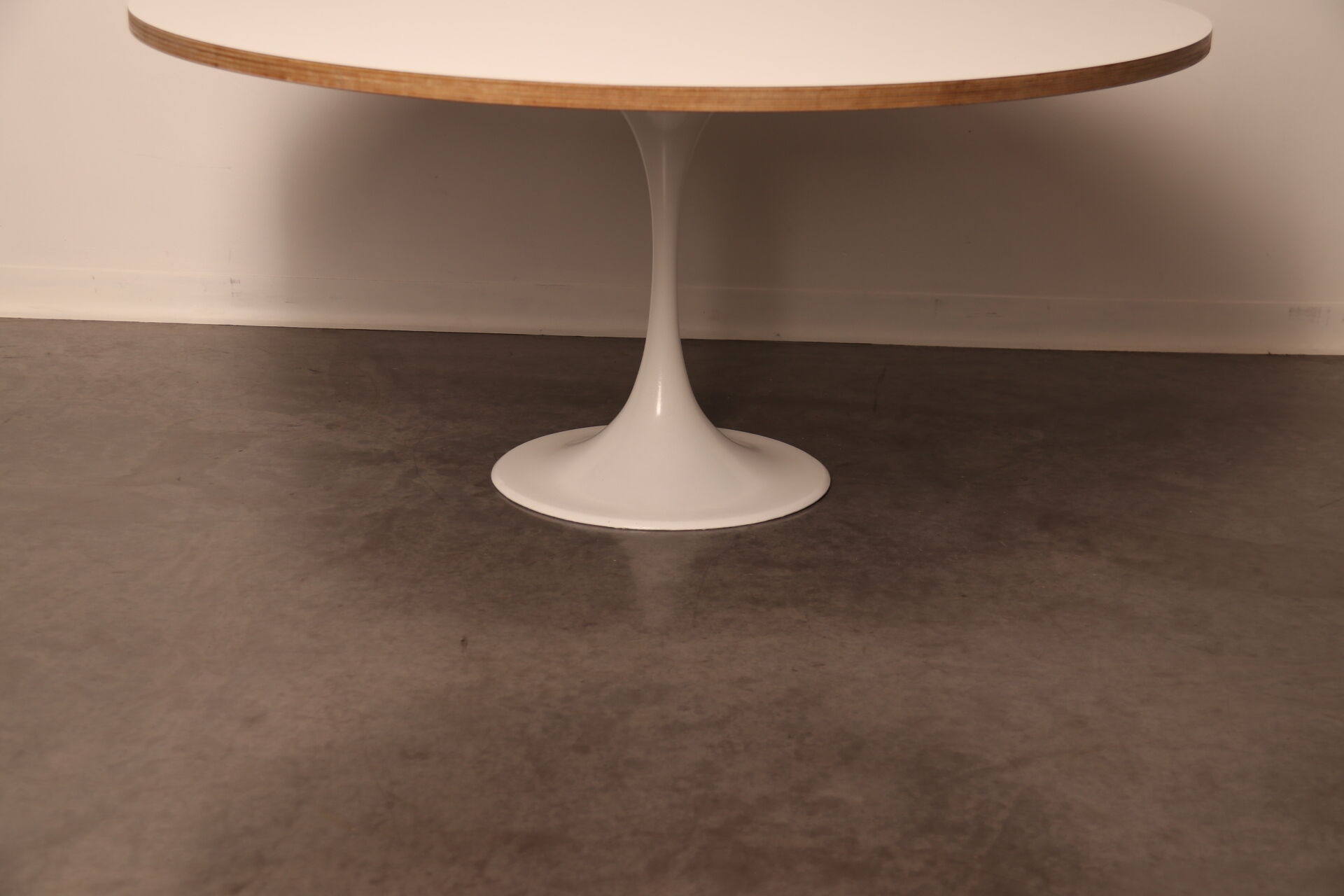 Table basse avec pied tulipe blanche - années 1960