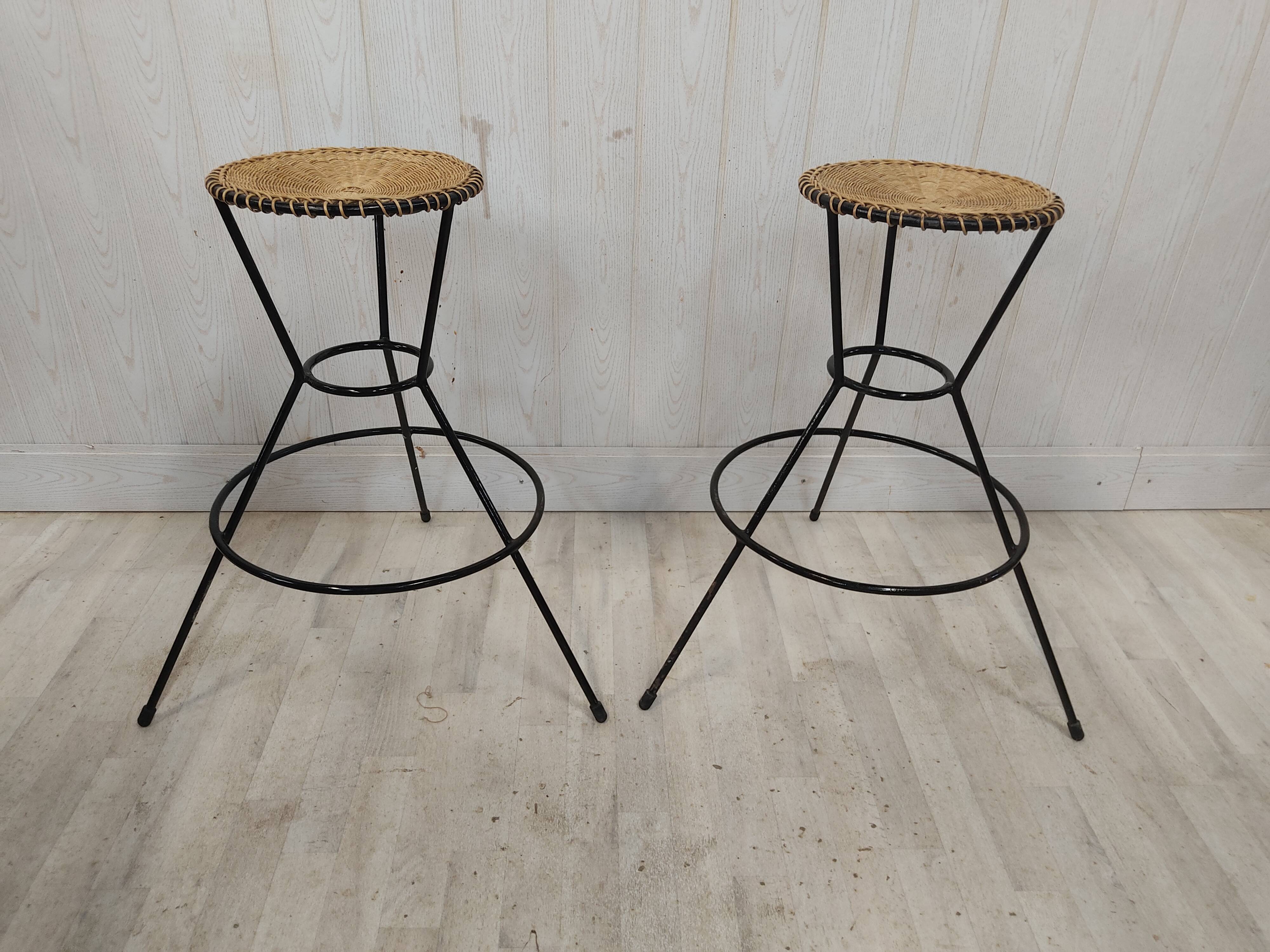 Vintage wicker bar and its two stools