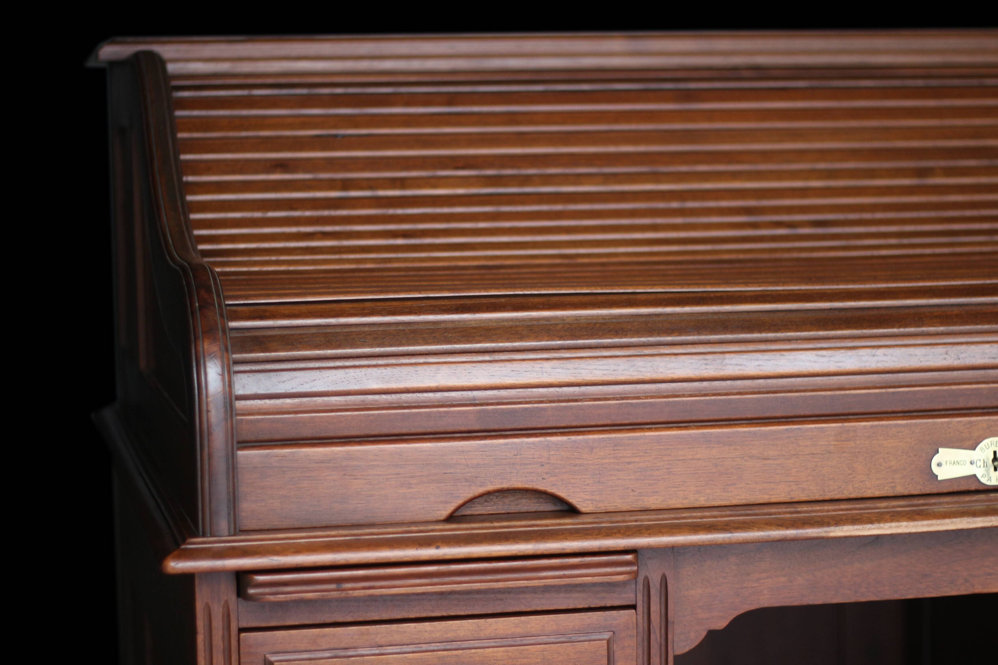 Franco-American American desk in solid mahogany. Circa 1900.