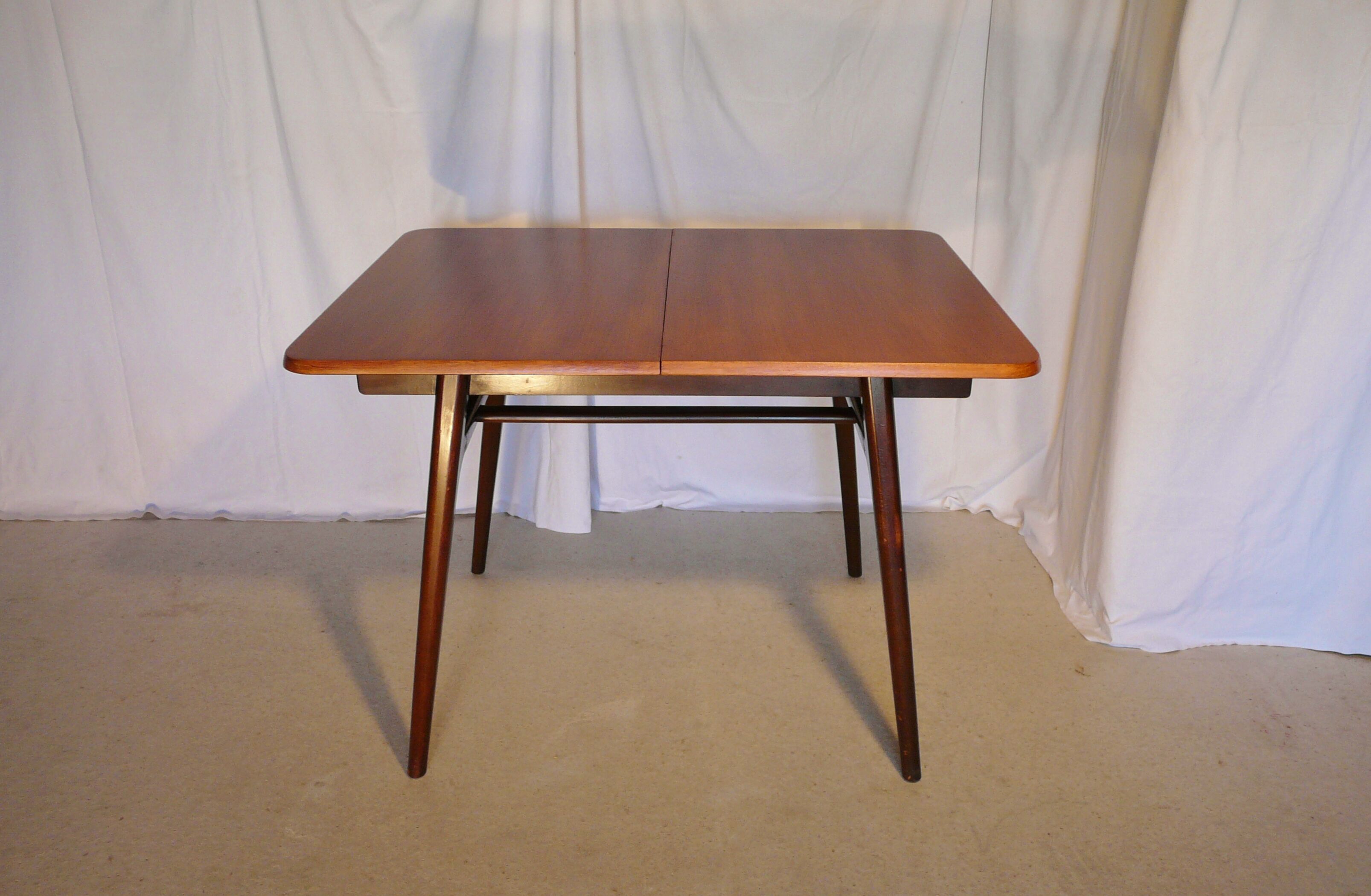 Scandinavian extendable rectangular table