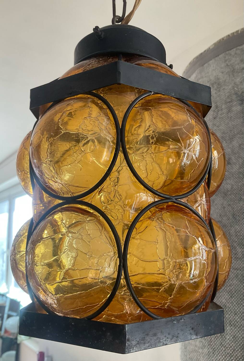 Suspension en verre ambré et fer forgé des années 60
