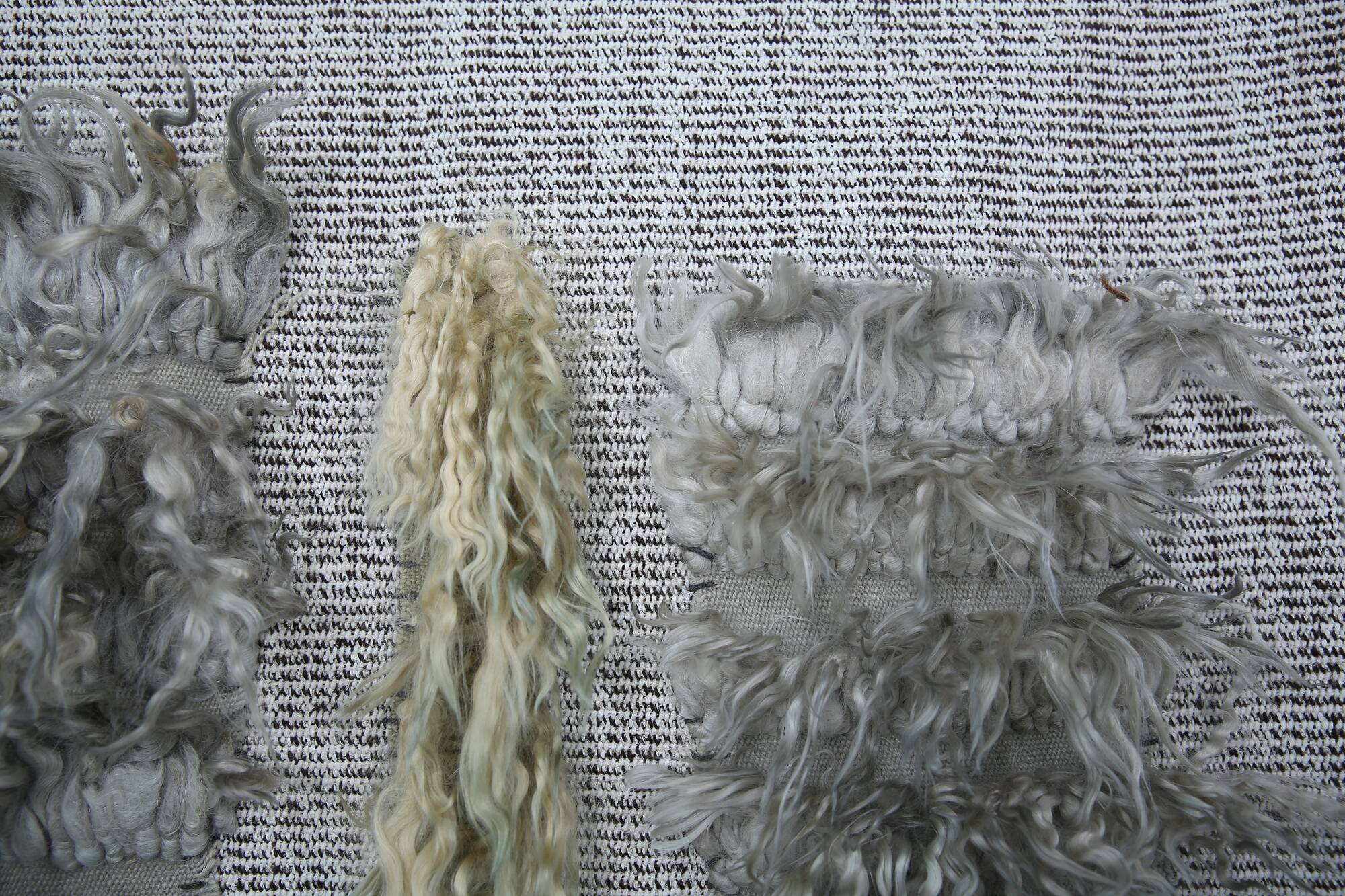 Tapis Mural Vintage Texturé en Laine Naturelle – Tons Gris & Crème, 90x98